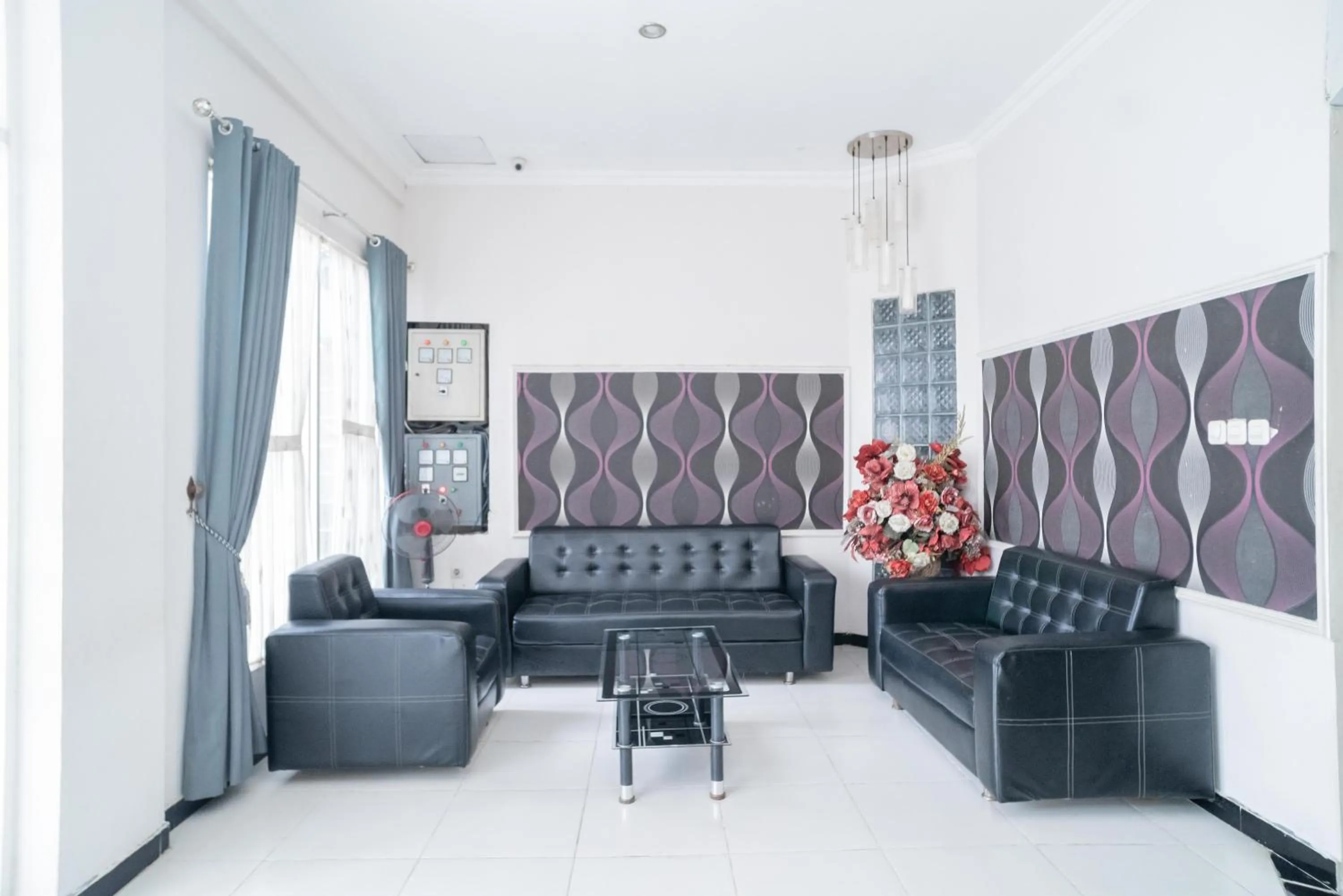 Seating area in RedDoorz near Uniska Banjarmasin