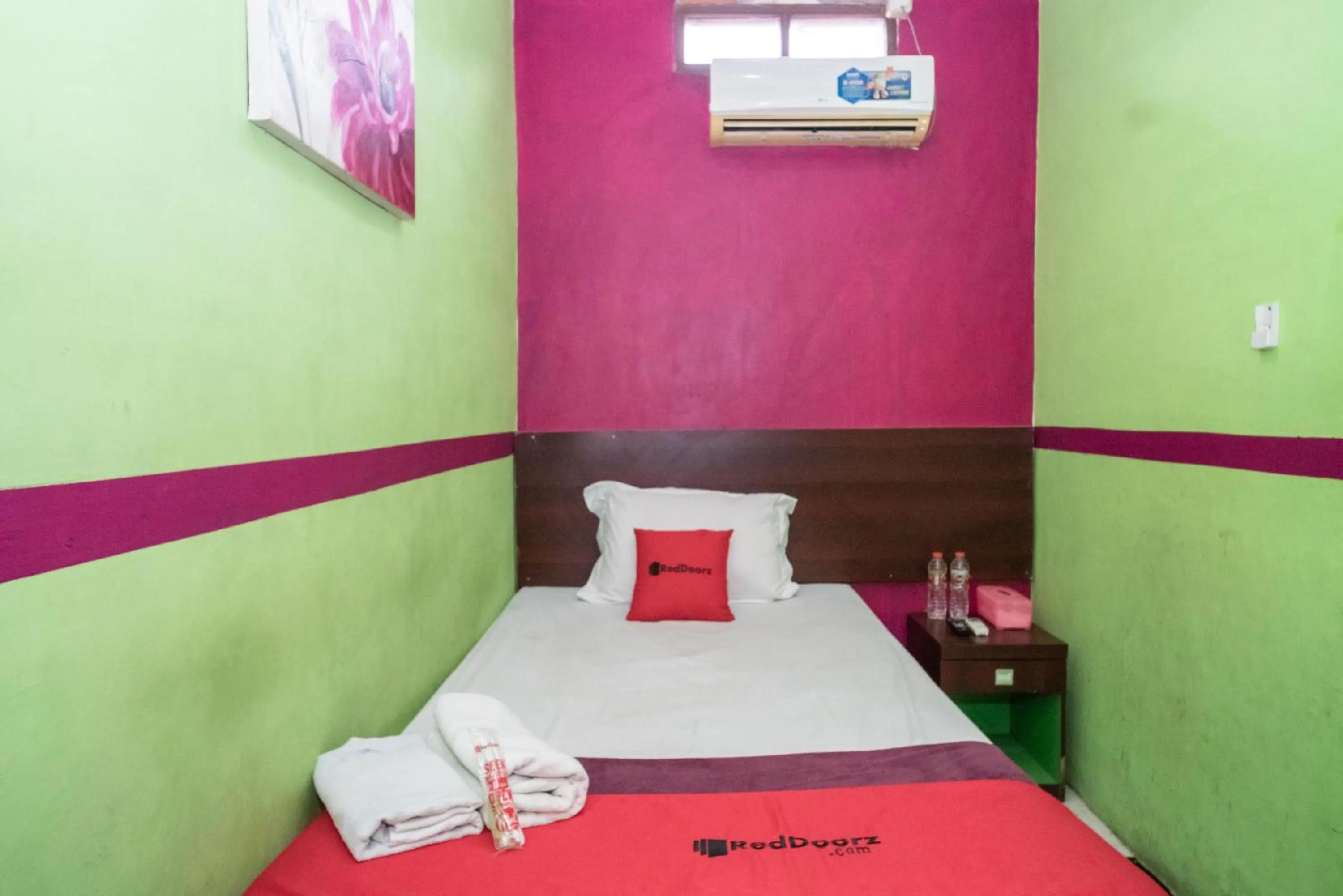 Bedroom, Bed in RedDoorz near Uniska Banjarmasin