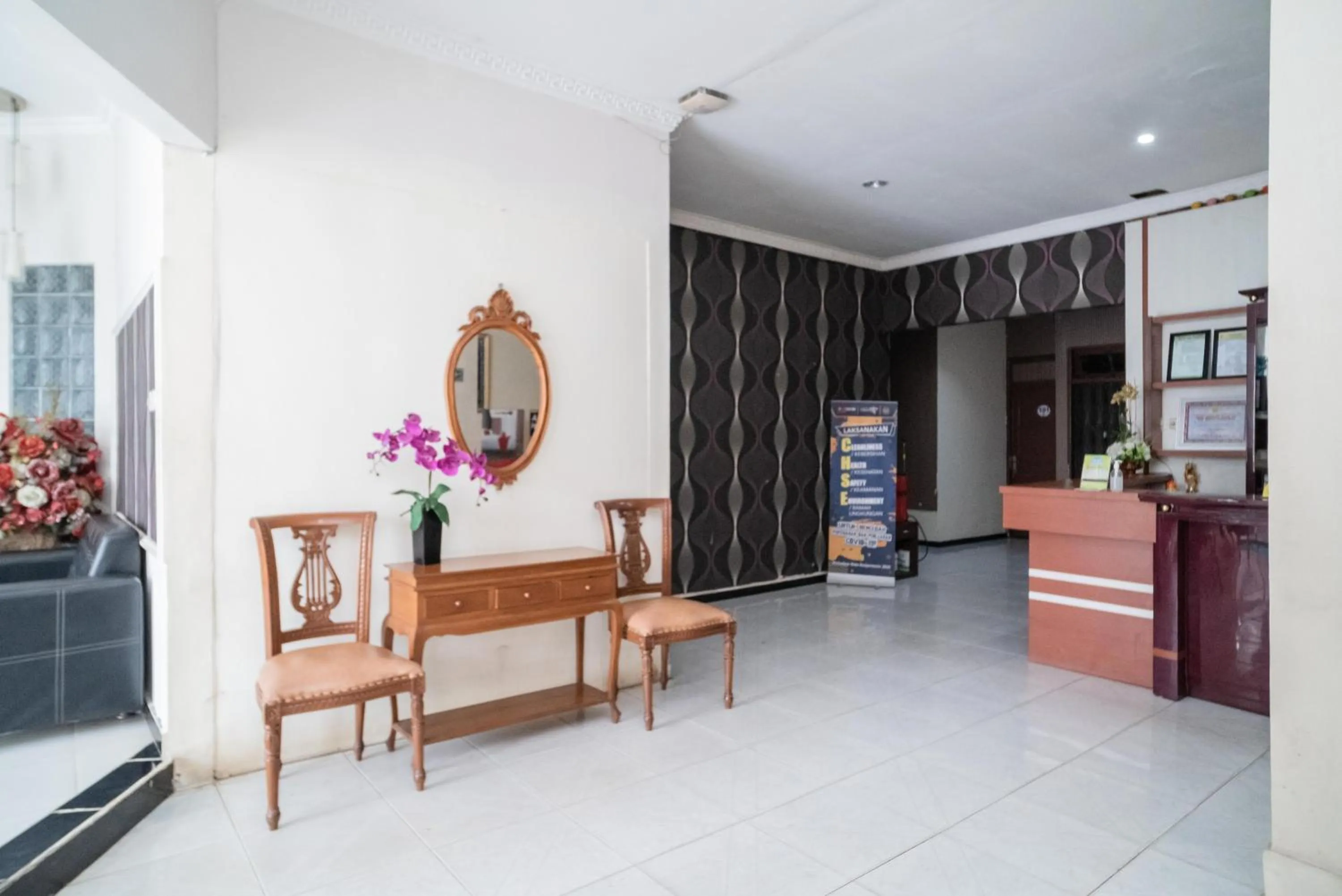 Seating area in RedDoorz near Uniska Banjarmasin