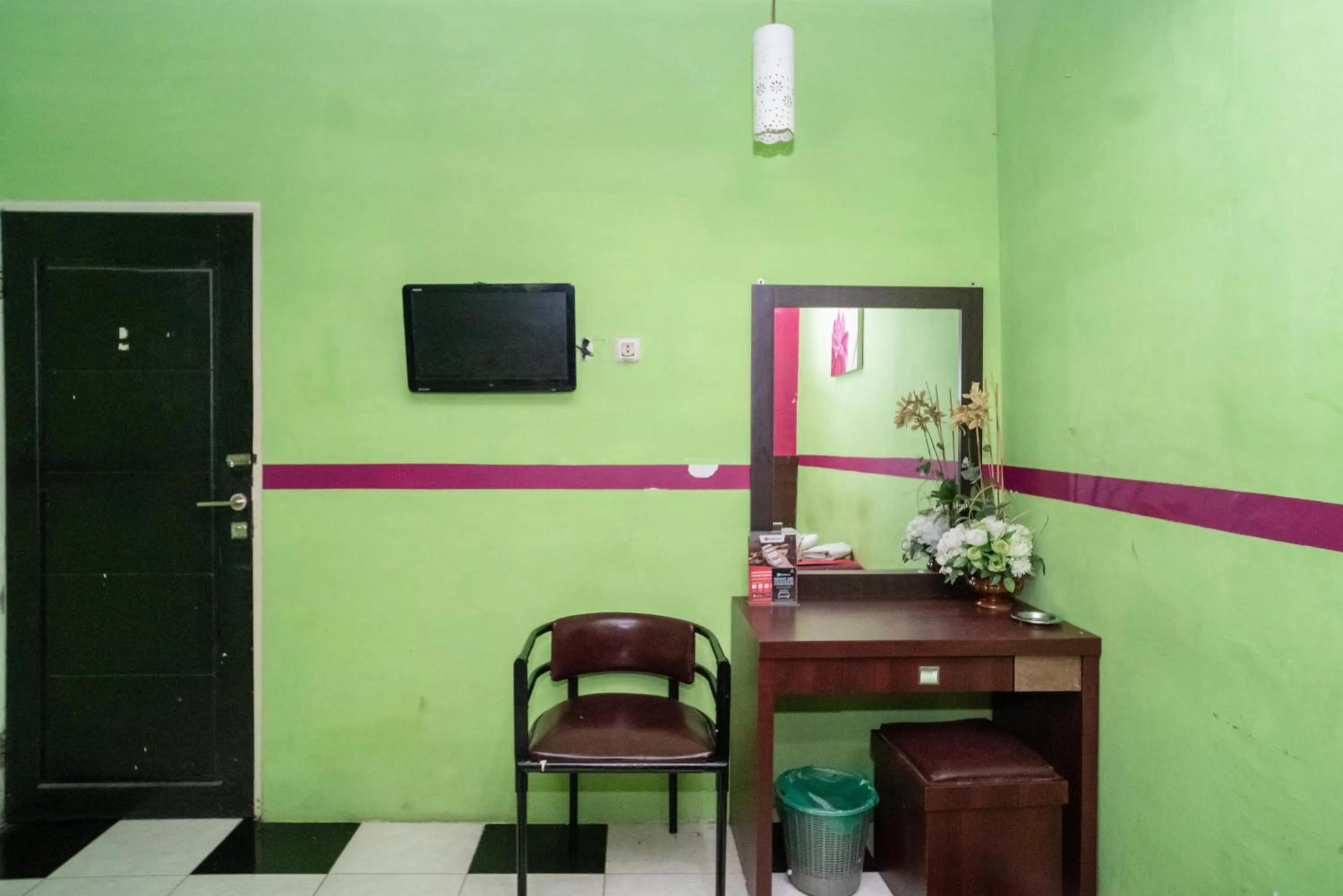 Seating area in RedDoorz near Uniska Banjarmasin