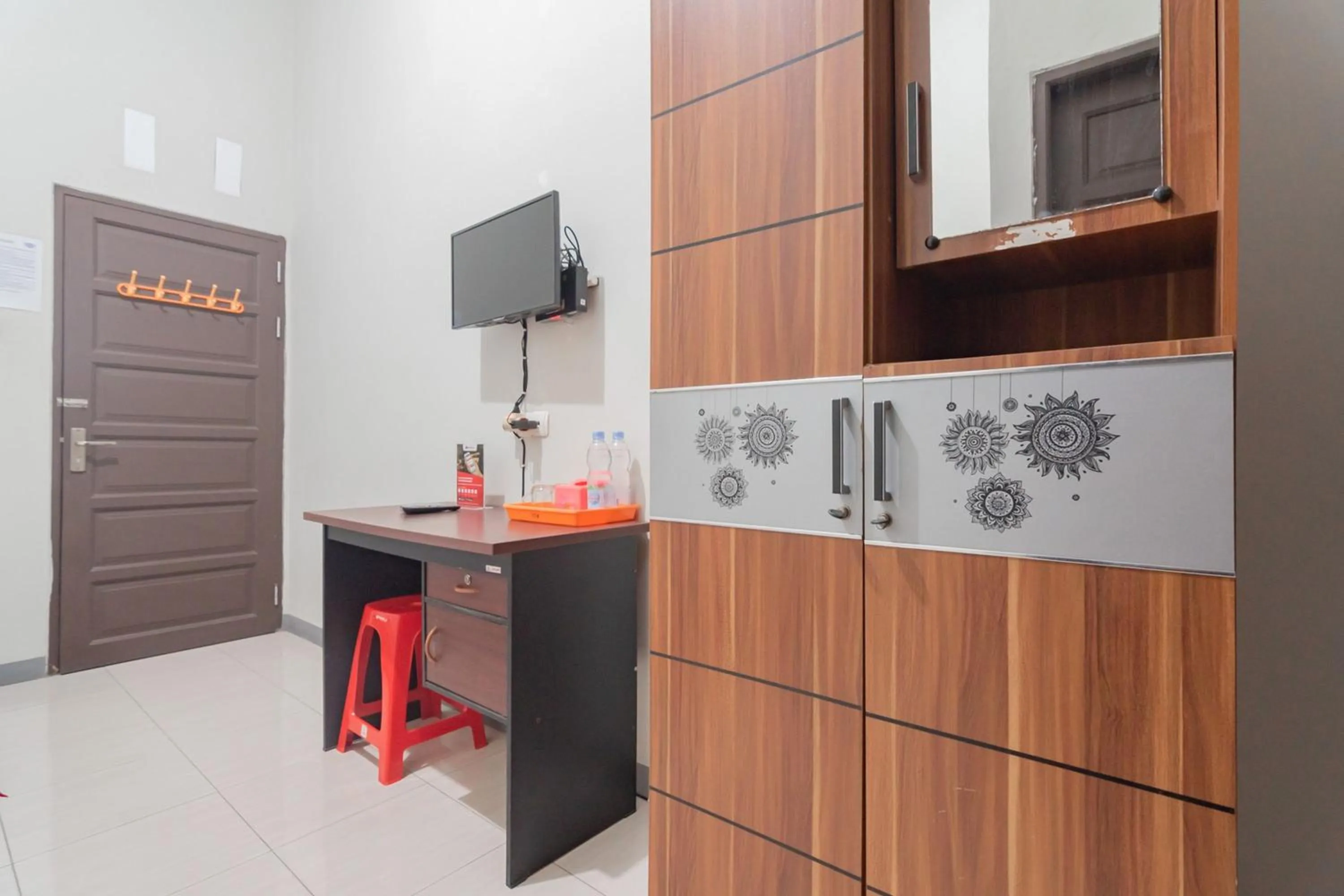 wardrobe in RedDoorz Syariah near Jalan Jakarta Samarinda