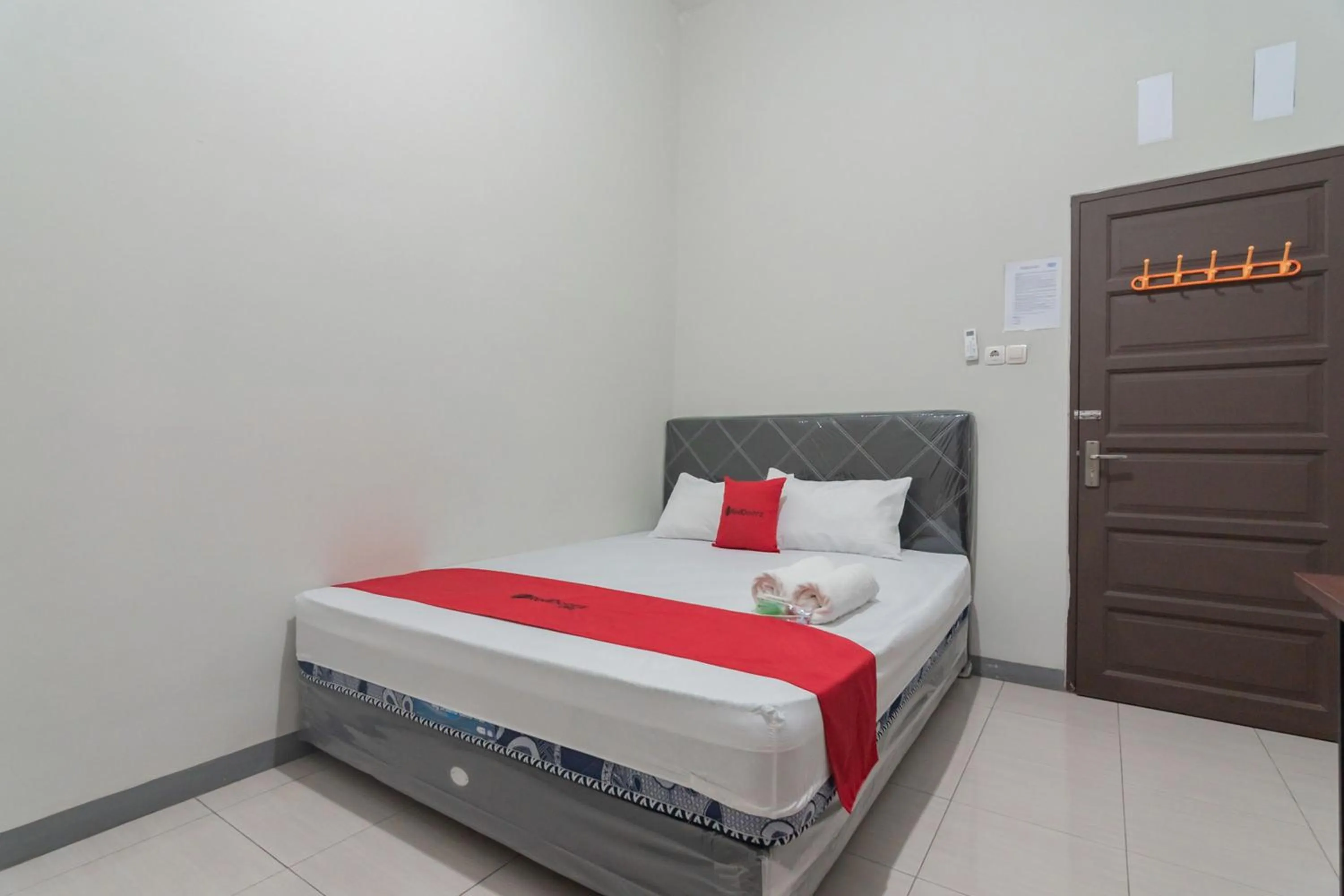 Bedroom, Bed in RedDoorz Syariah near Jalan Jakarta Samarinda