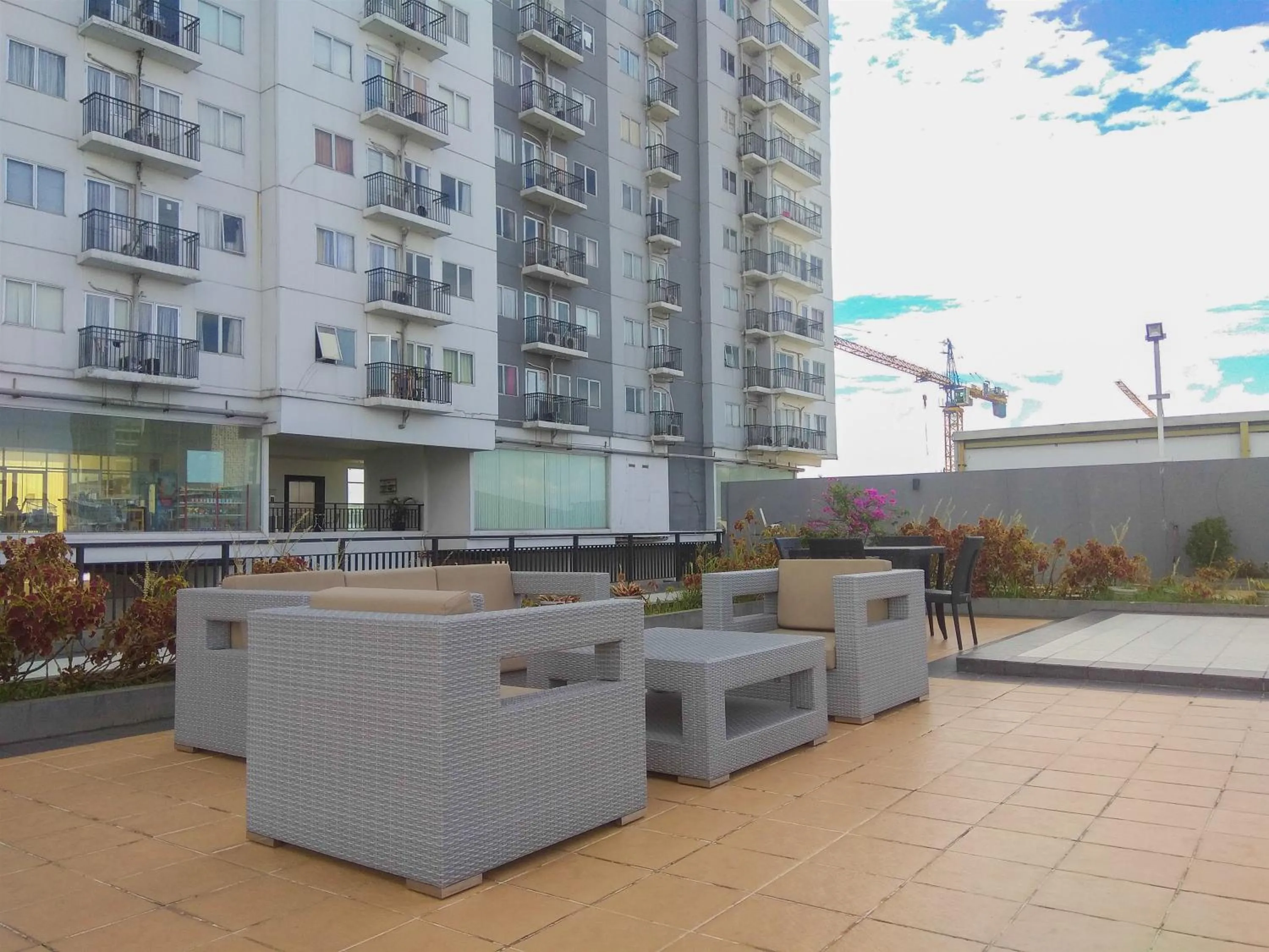 Chic and Cozy Studio Park View Condominium Apartment By Travelio