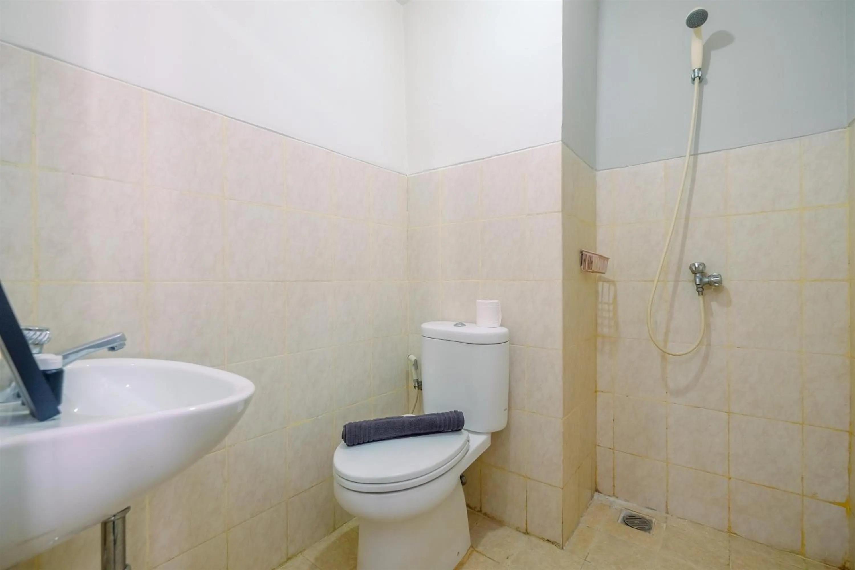 Bathroom in Chic and Cozy Studio Park View Condominium Apartment By Travelio