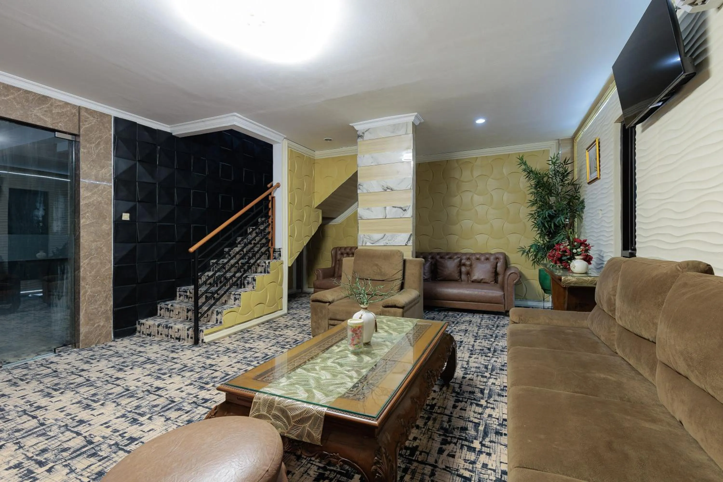 Seating area in RedDoorz Syariah at Hotel Tiga ER near Karawang Central Plaza