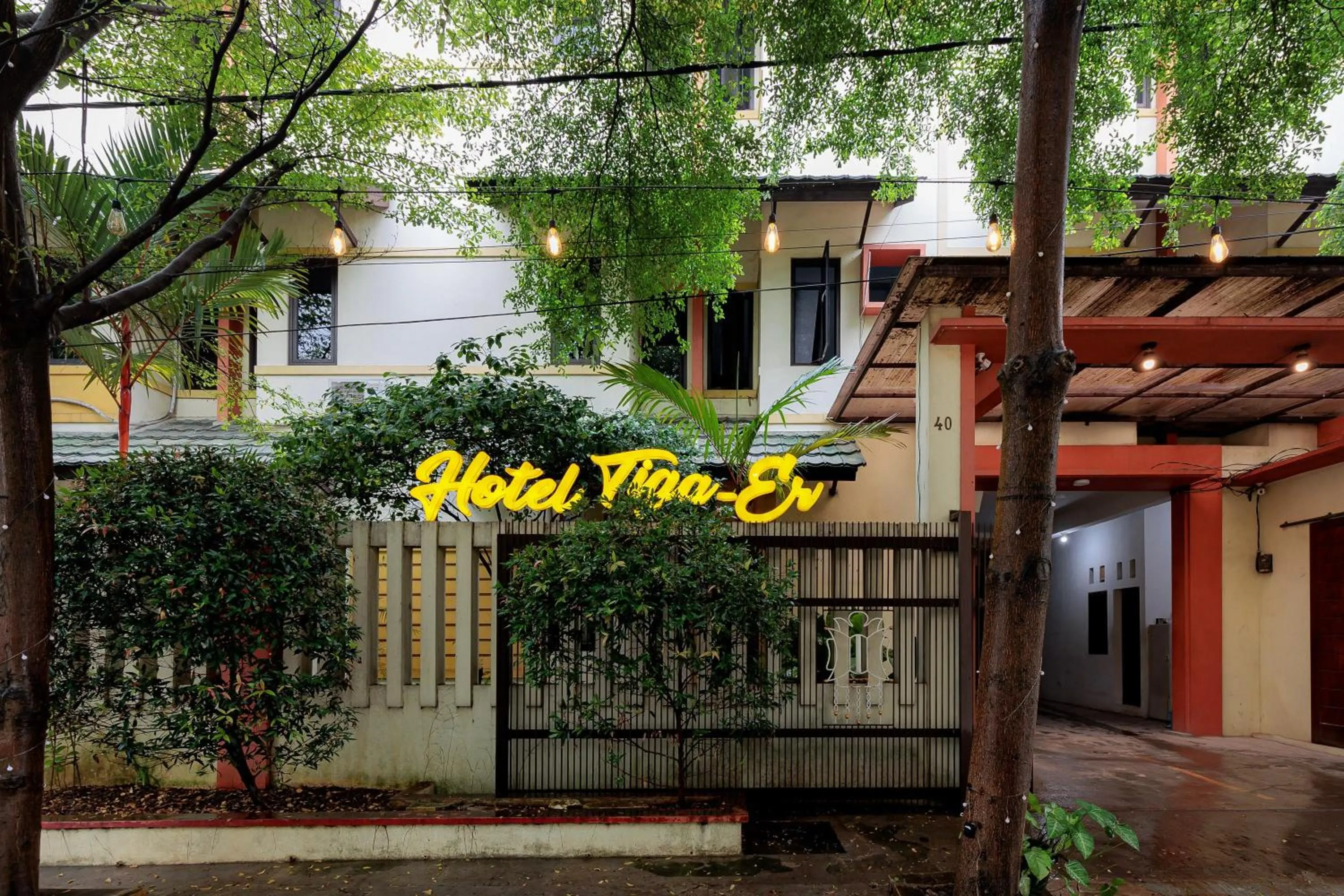 Property logo or sign in RedDoorz Syariah at Hotel Tiga ER near Karawang Central Plaza