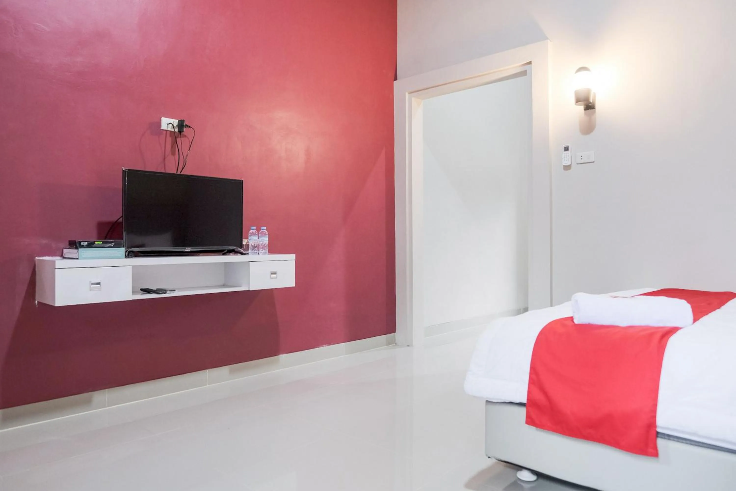 Bedroom, Bed in RedDoorz Syariah near Hajimena Lampung