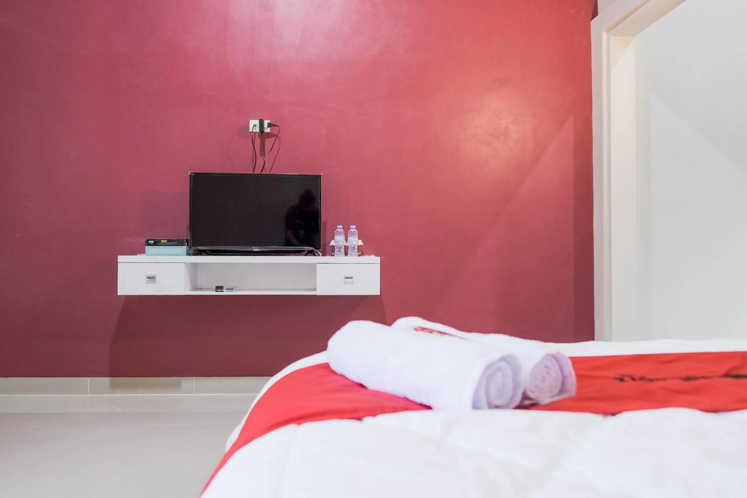 Bedroom, Bed in RedDoorz Syariah near Hajimena Lampung