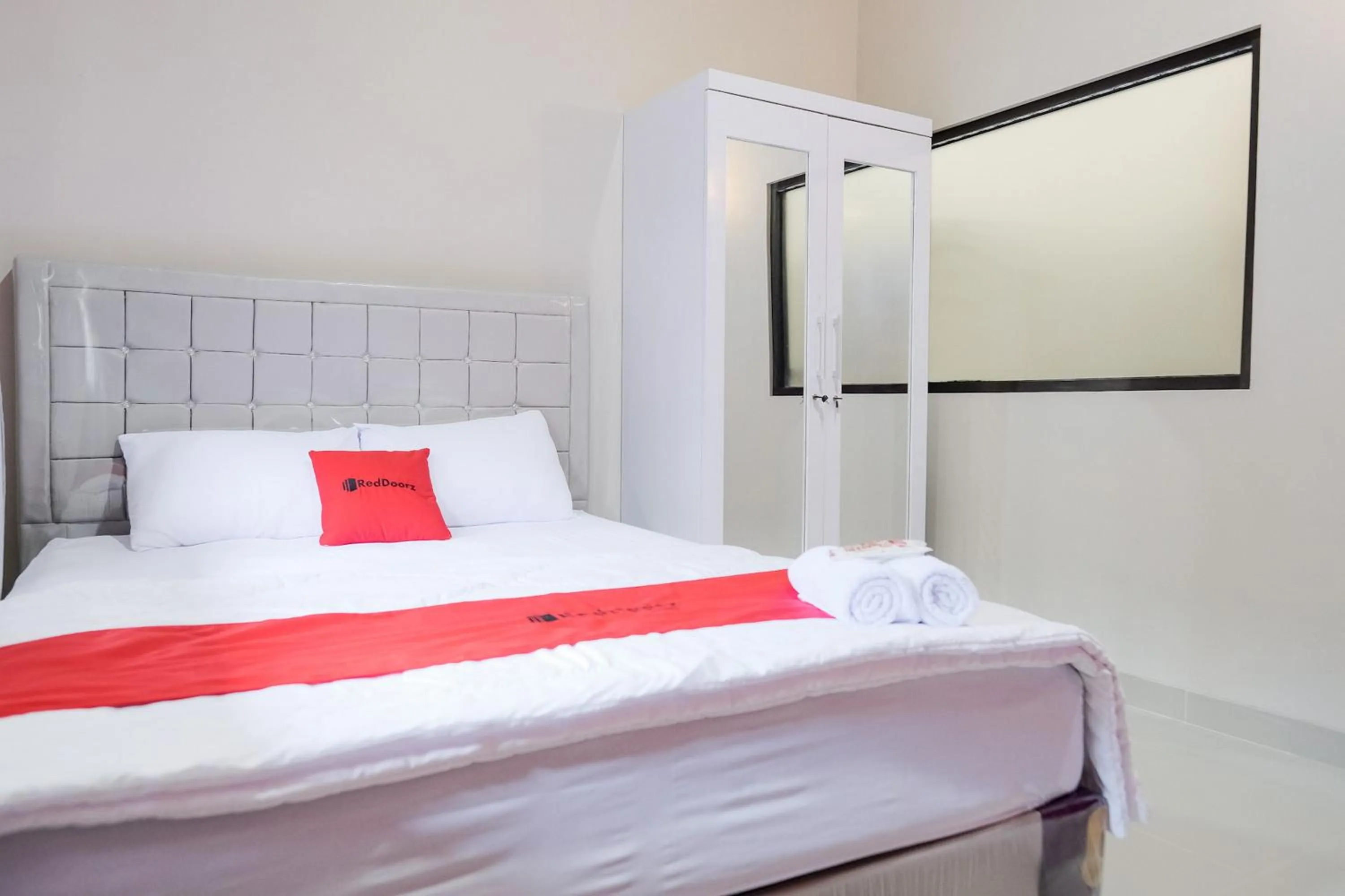 Bedroom, Bed in RedDoorz Syariah near Hajimena Lampung