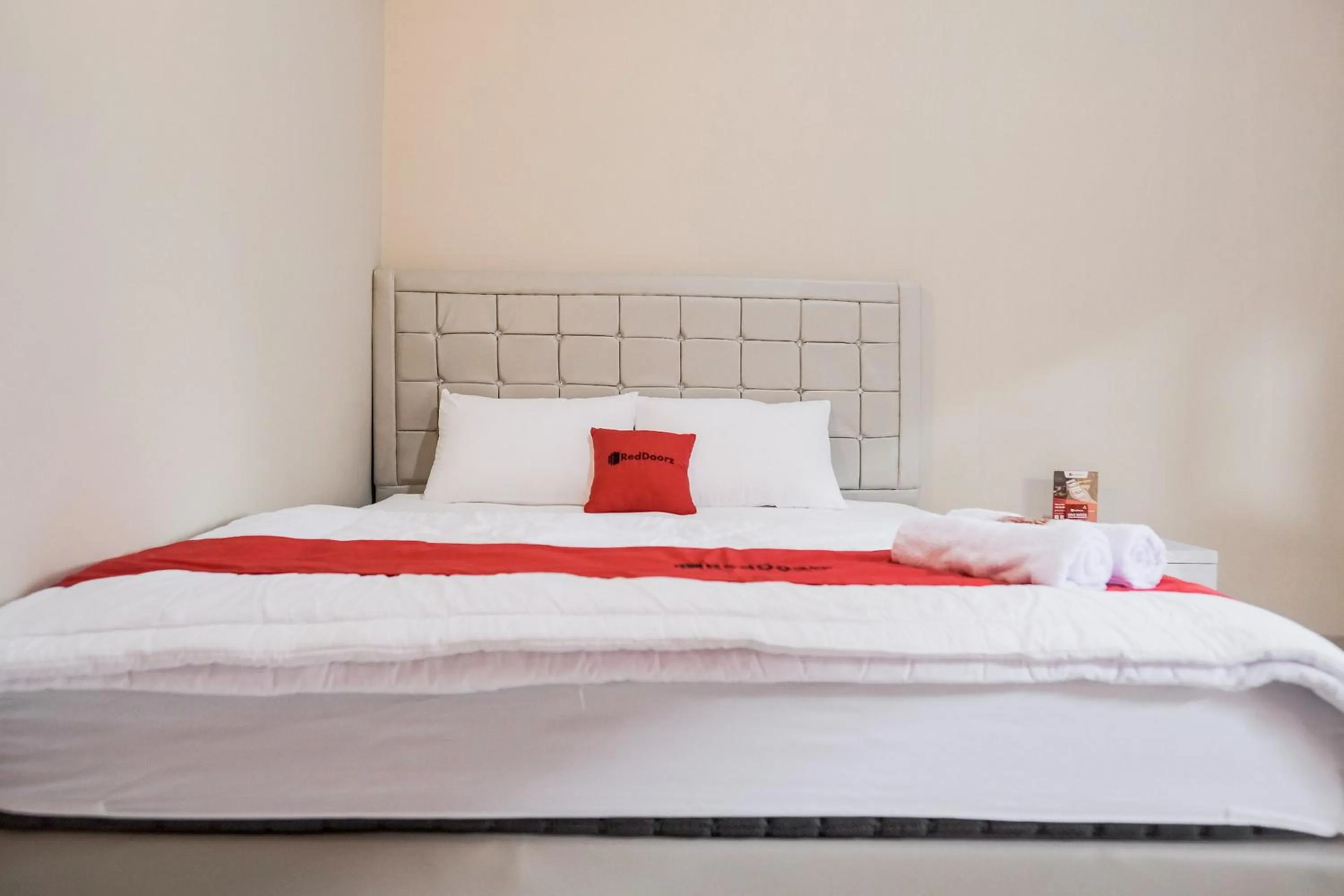 Bedroom, Bed in RedDoorz Syariah near Hajimena Lampung