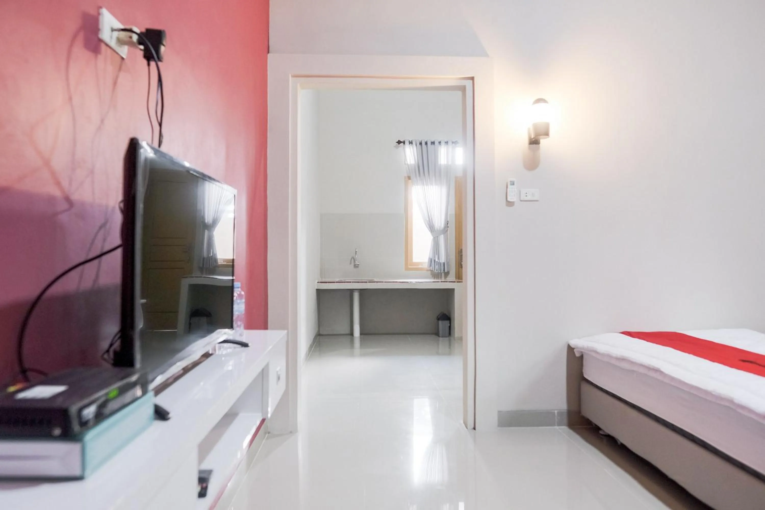 Bedroom, Bed in RedDoorz Syariah near Hajimena Lampung