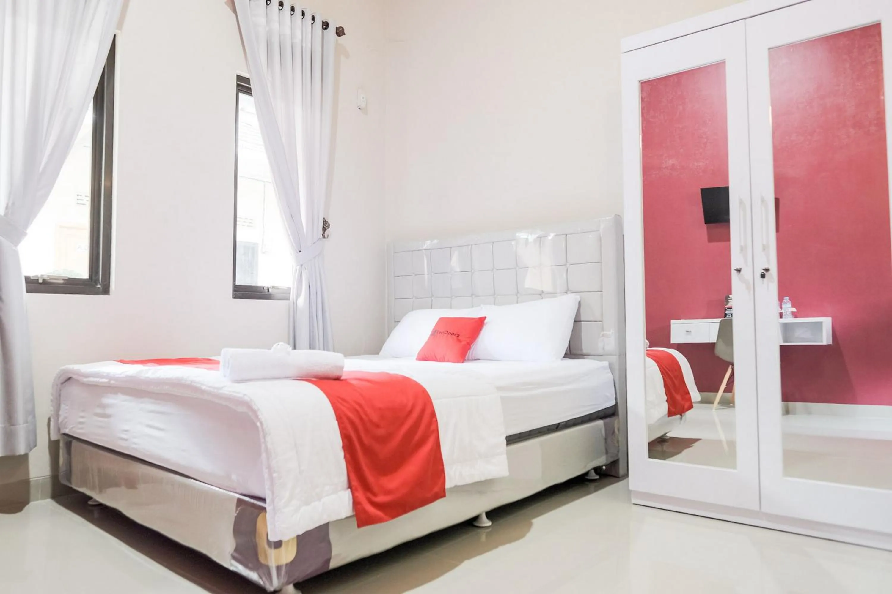 Bedroom, Bed in RedDoorz Syariah near Hajimena Lampung