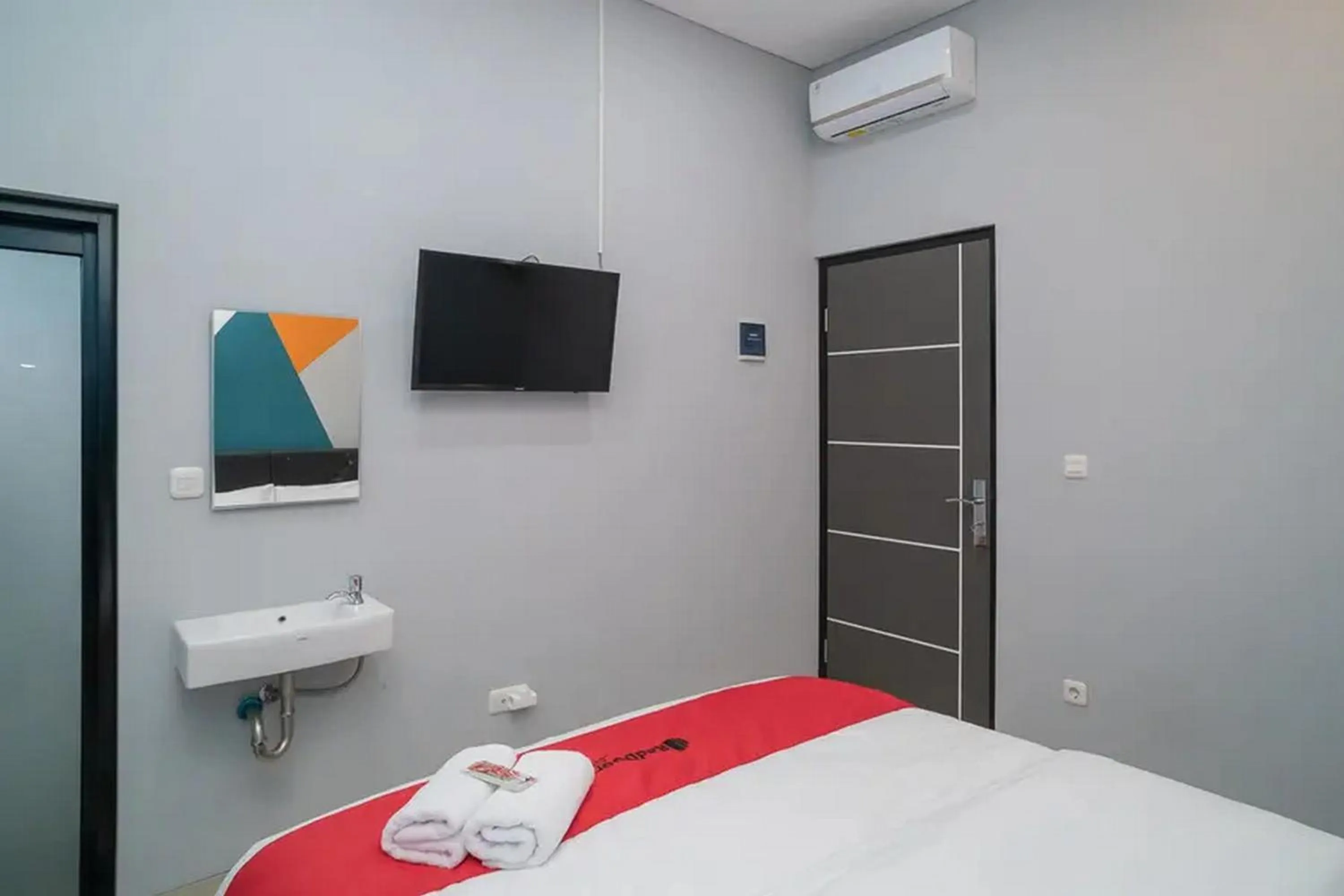Bed in RedDoorz near Sindu Kusuma Edupark 3