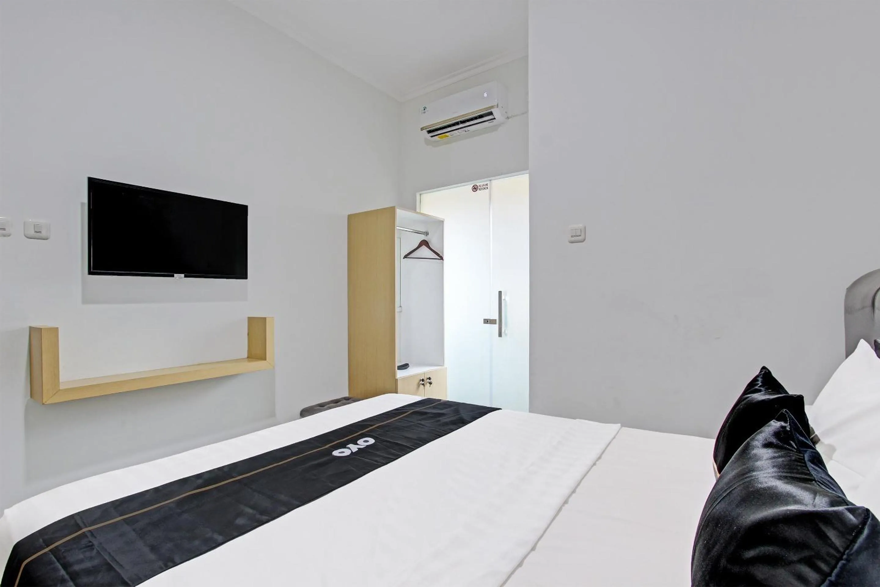 Bedroom in Capital O 91377 Mk Prime Syariah