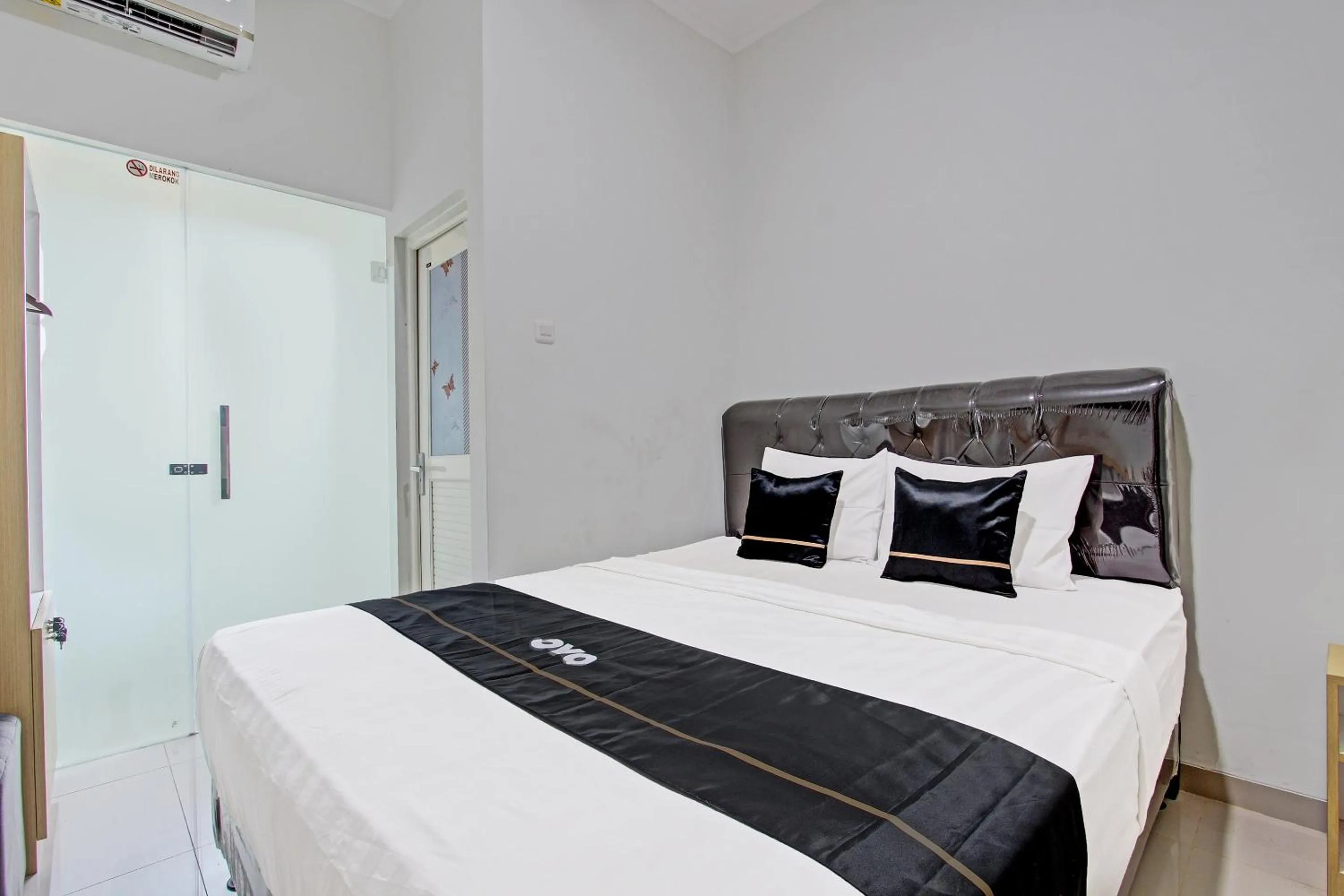 Bedroom in Capital O 91377 Mk Prime Syariah