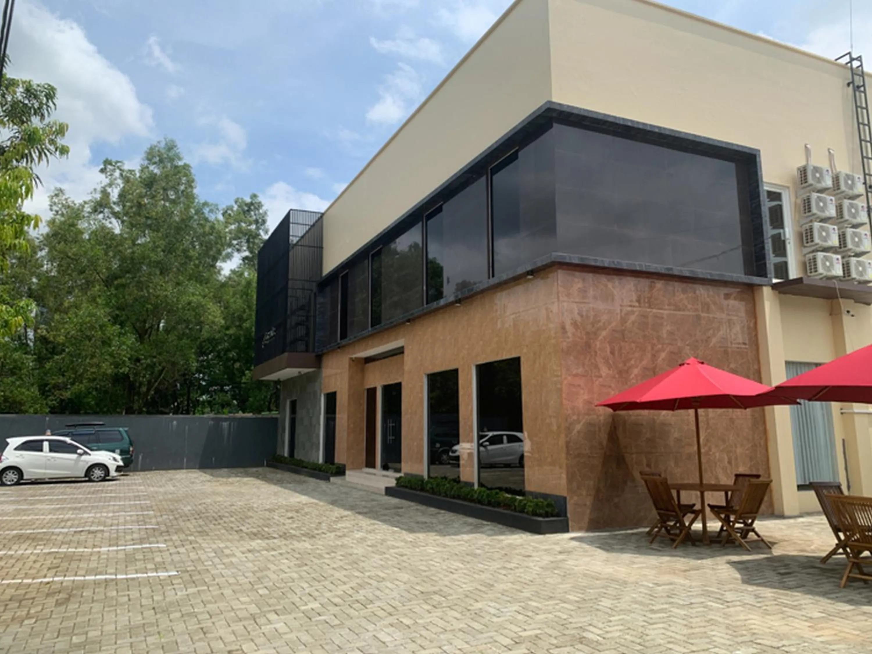 Property building in RedDoorz near Alun Alun Purbalingga