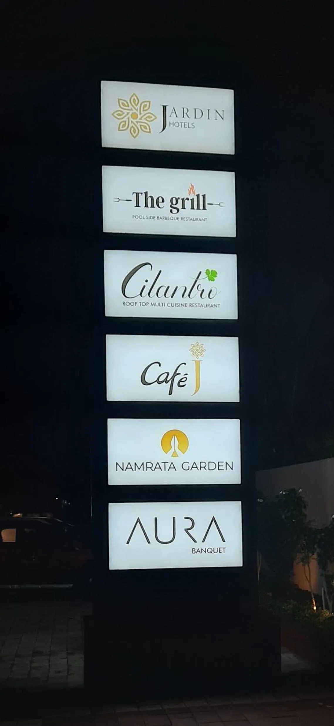 Restaurant/places to eat in Jardin Hotels