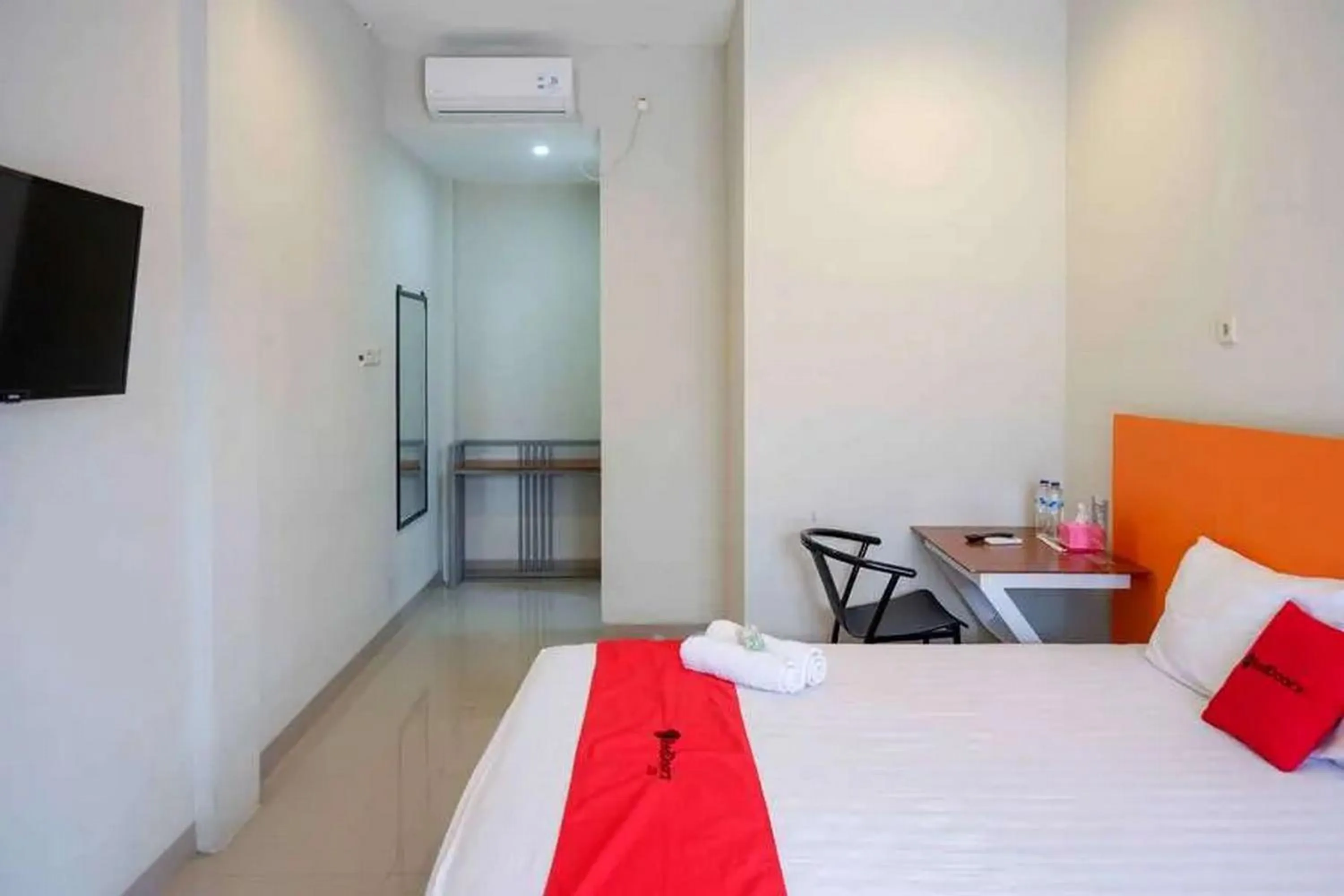 Bedroom, Bed in Reddoorz near Stadion Kridosono Blora