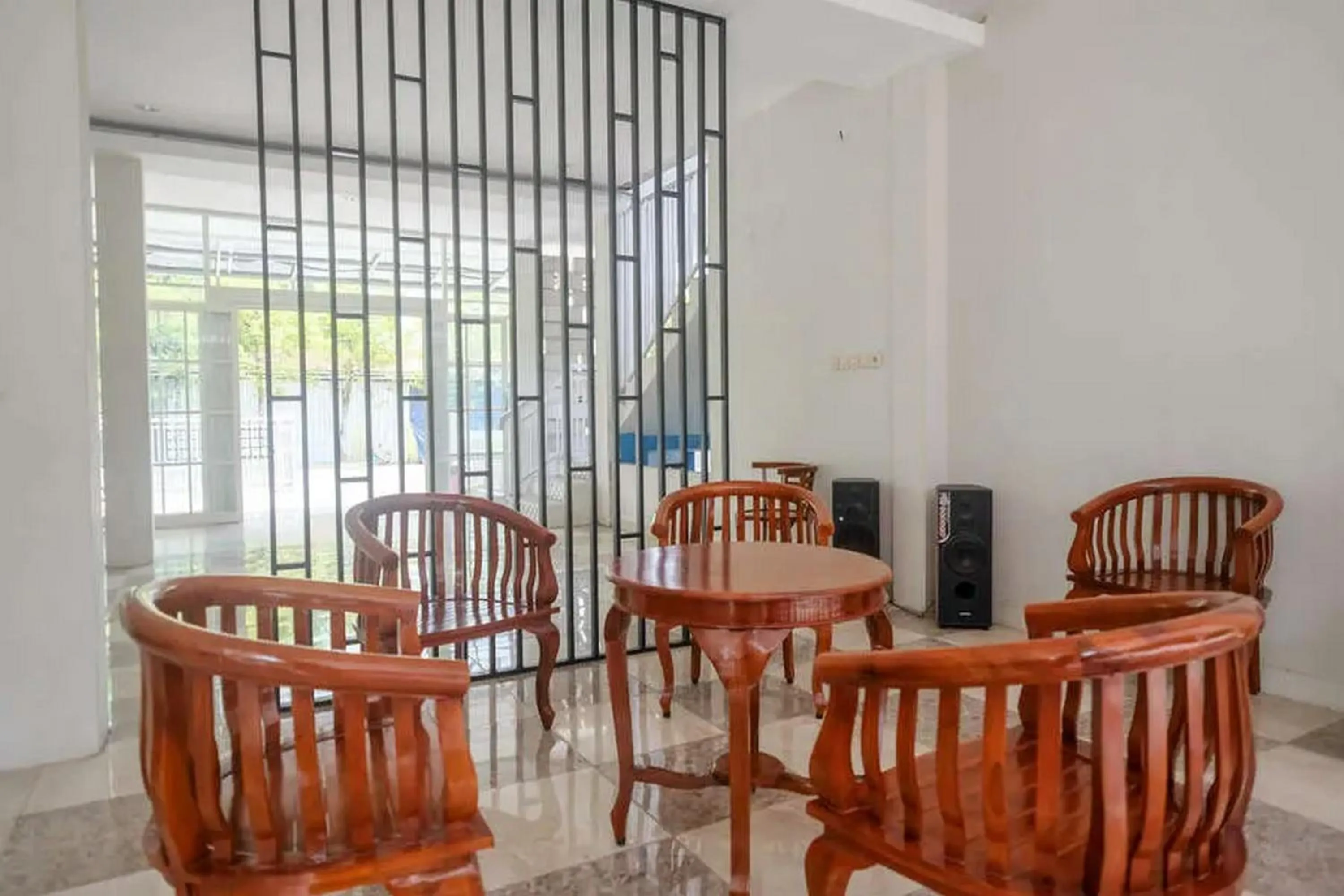 Living room in Reddoorz near Stadion Kridosono Blora