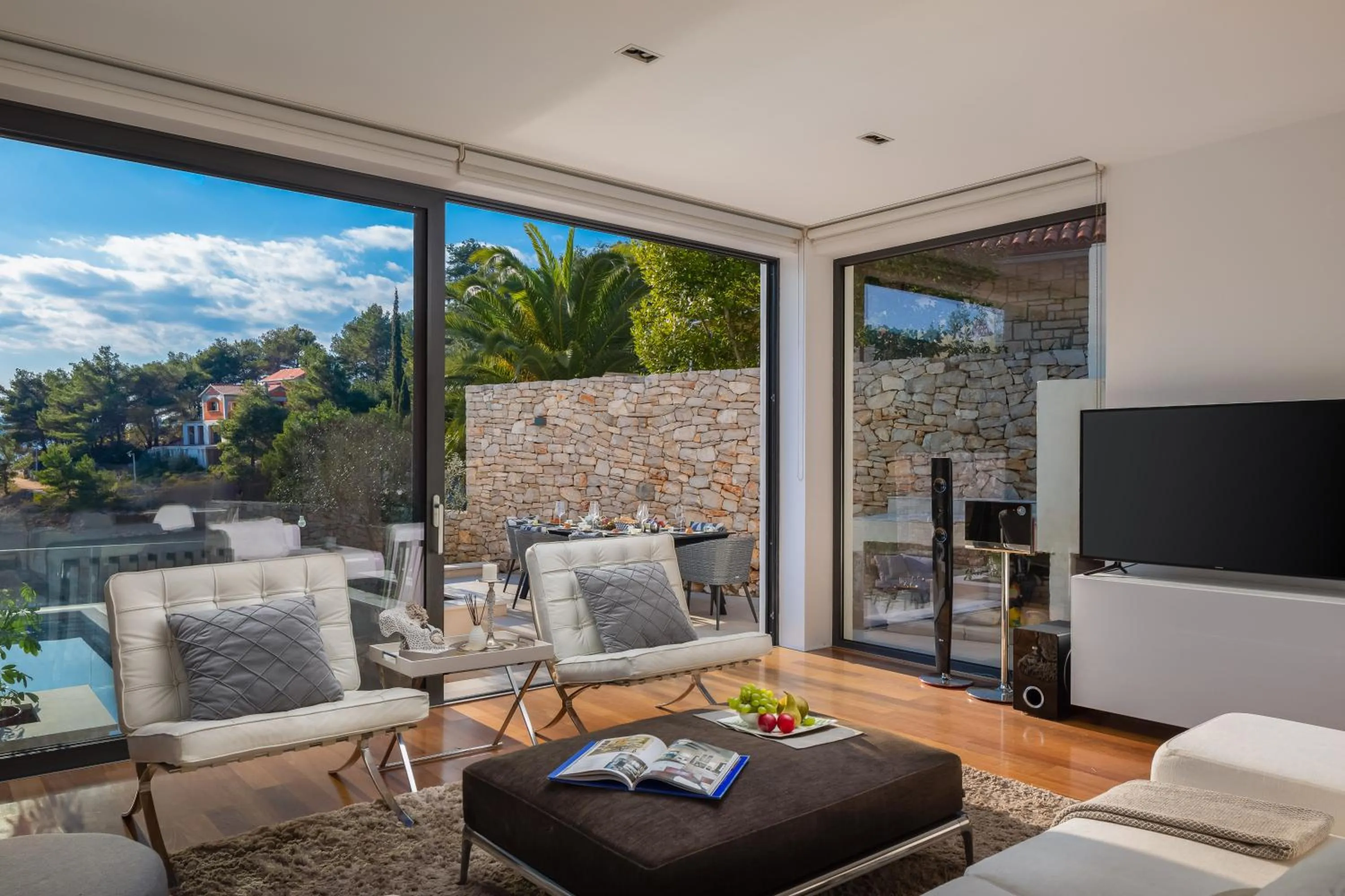 Living room in Beachfront Villa Grain of Salt with Pool