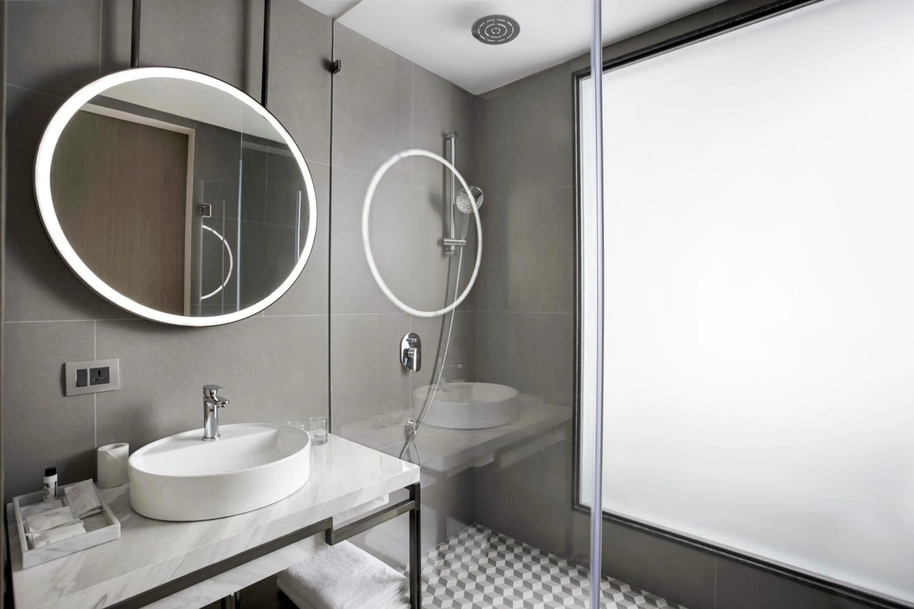 Shower in The Crescent