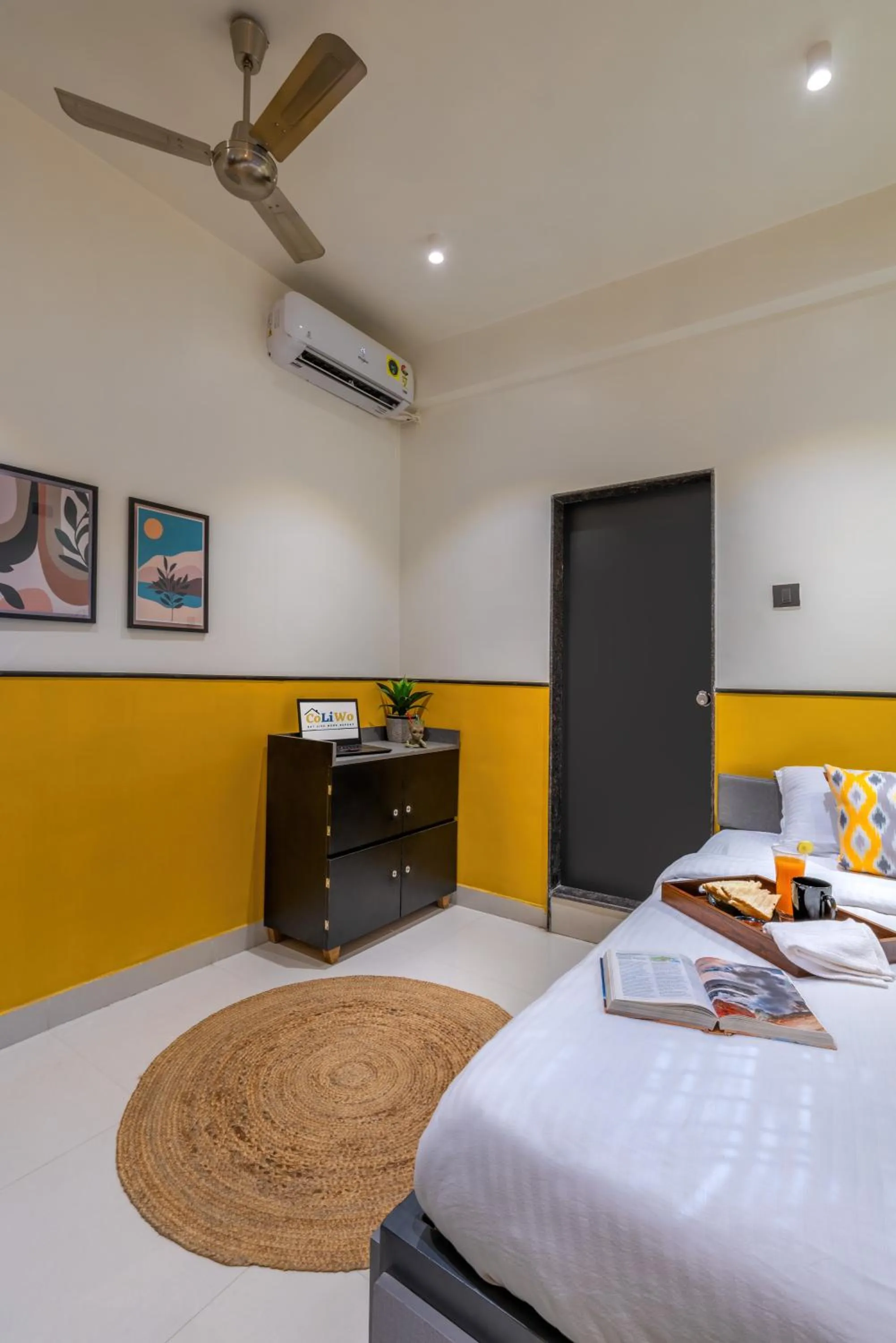 Photo of the whole room, Bed in Coliwo Un - Viman Nagar