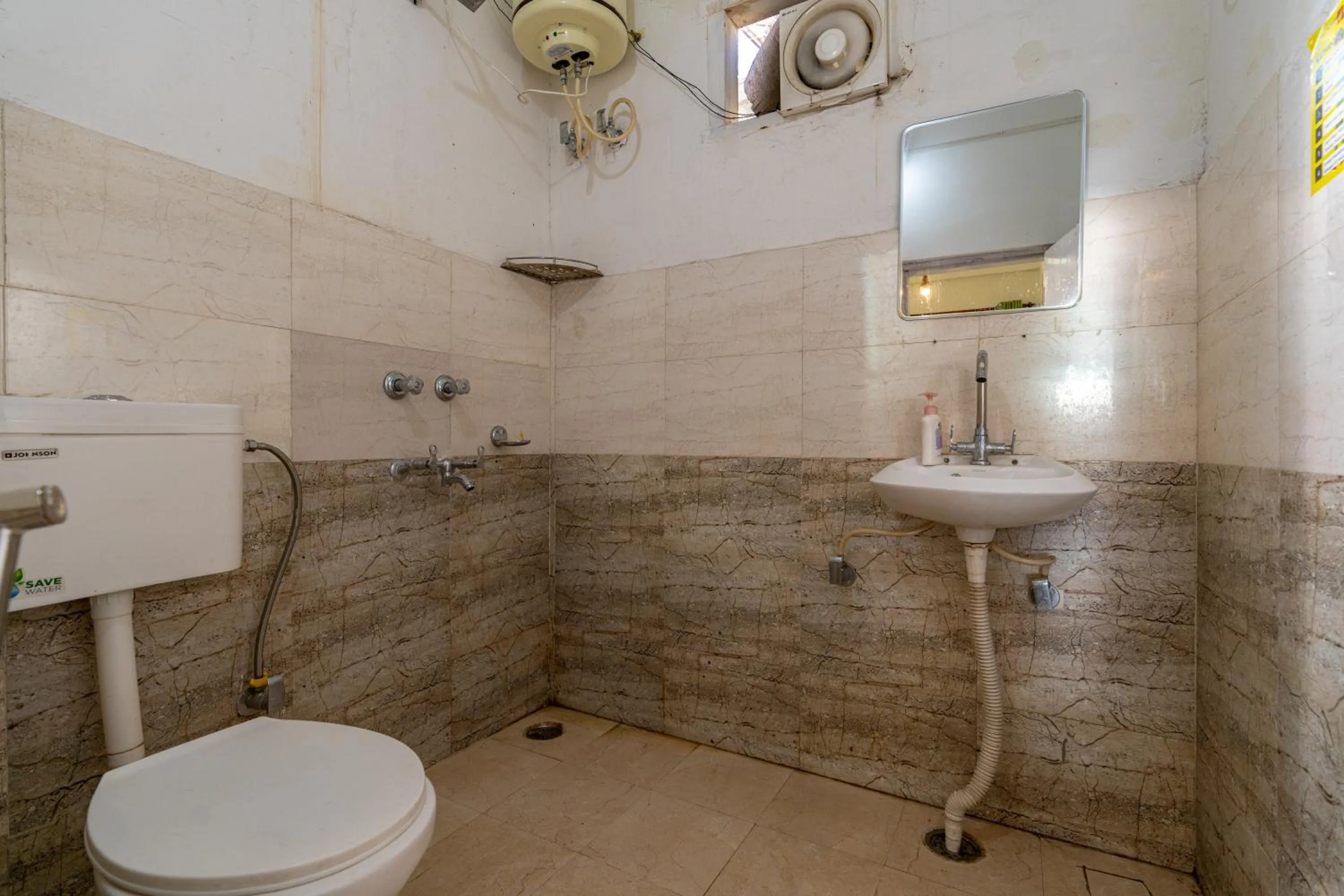 Bathroom in Jungle Hostel by Whoopers