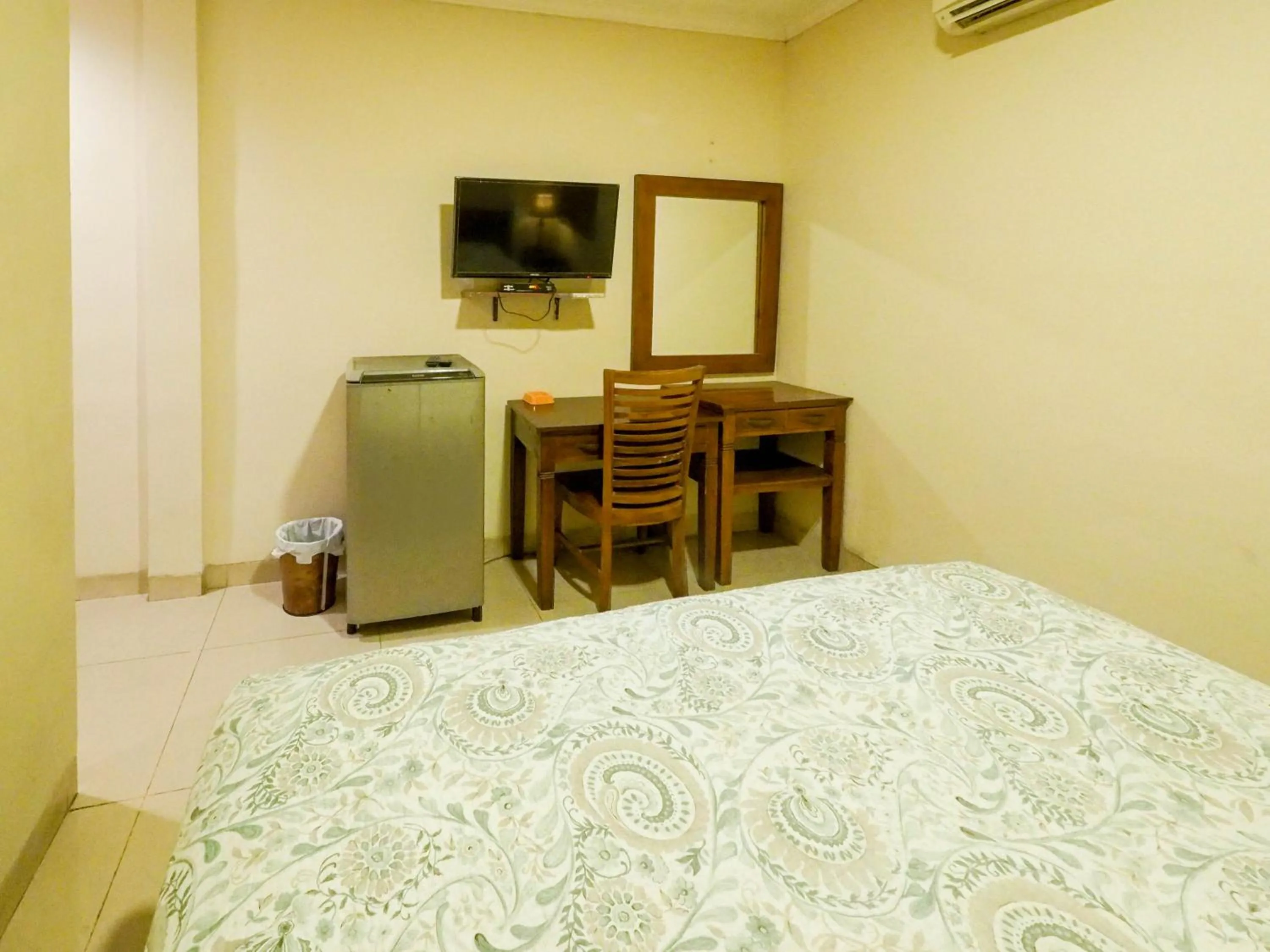 Bedroom, Bed in Rhiz Guest House Tebet