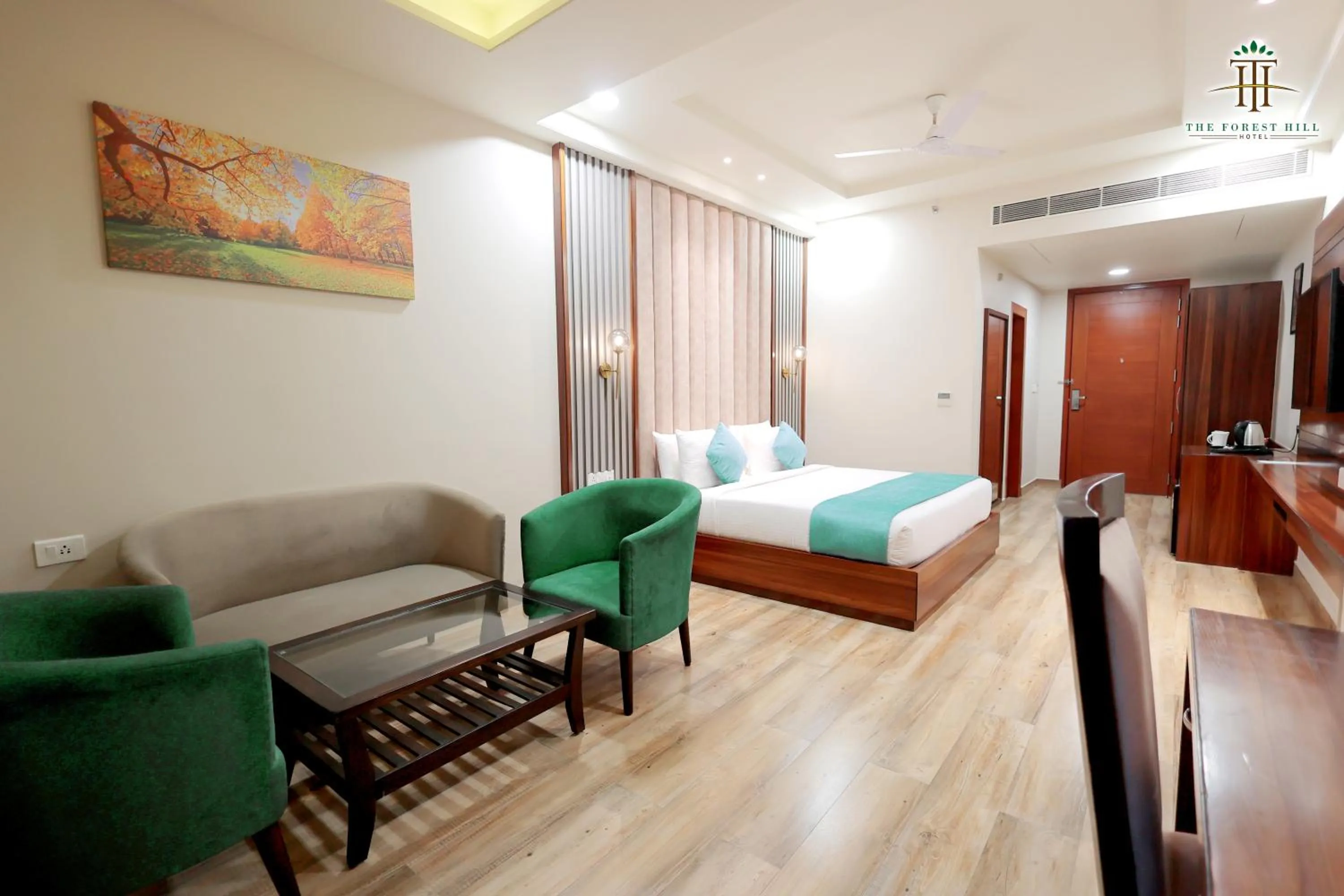 Dining area, Bed in The Forest Hill Hotel