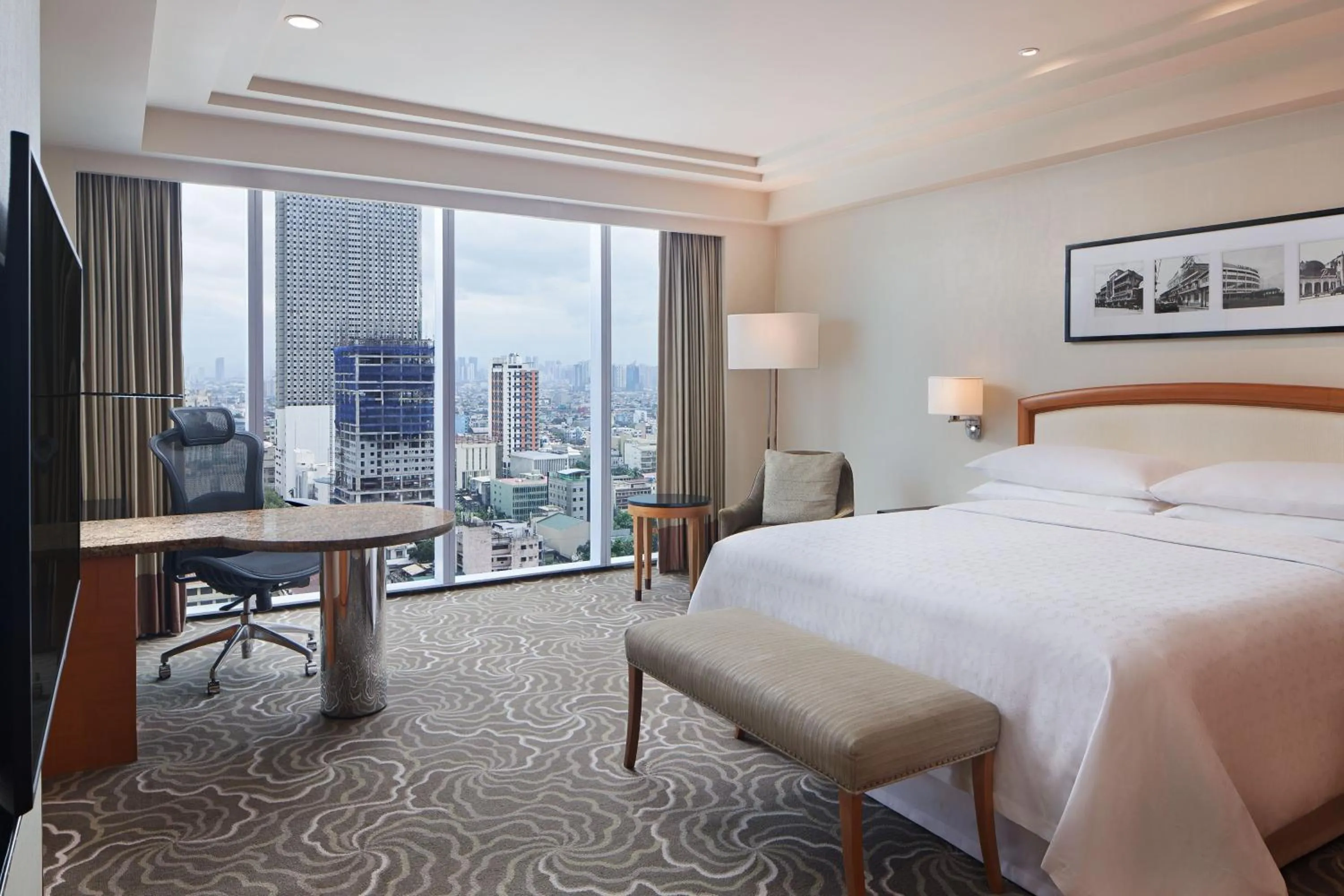 Photo of the whole room, Bed in Sheraton Manila Bay