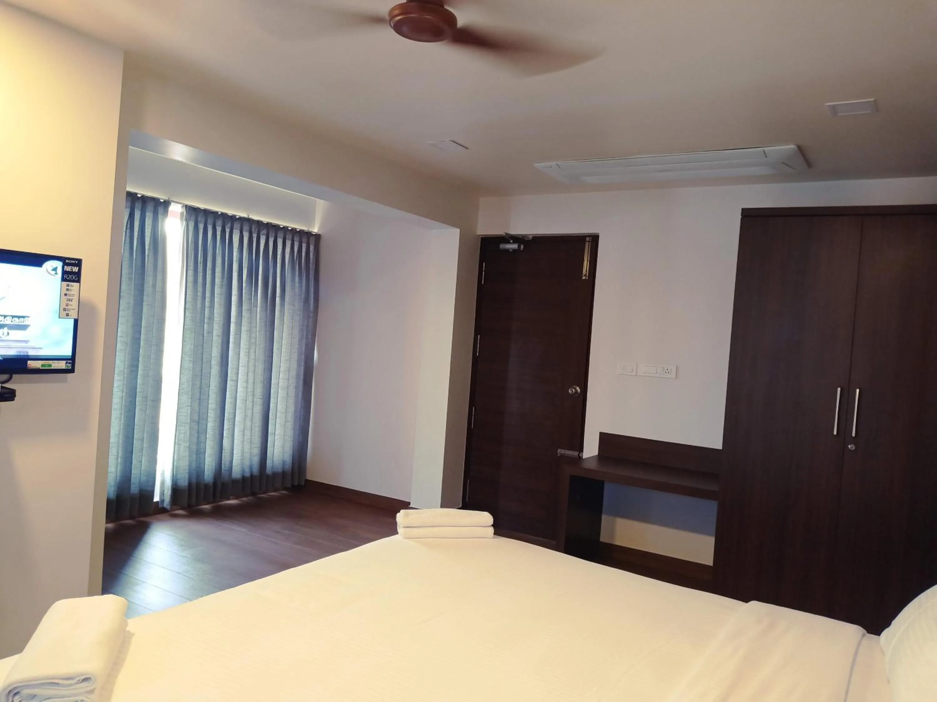 Communal lounge/ TV room, Bed in HOTEL VINTAGE CASTLE