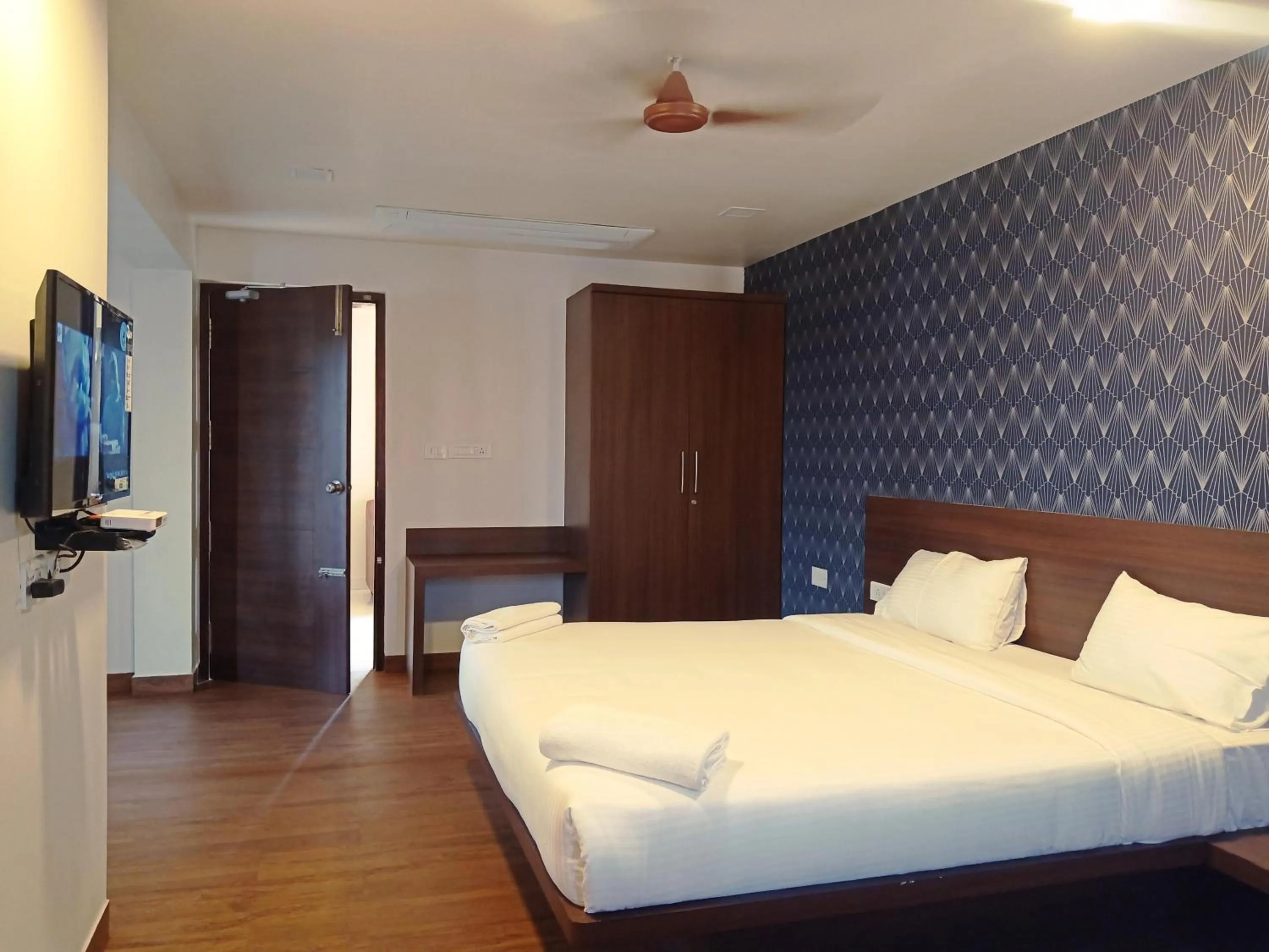 Communal lounge/ TV room, Bed in HOTEL VINTAGE CASTLE