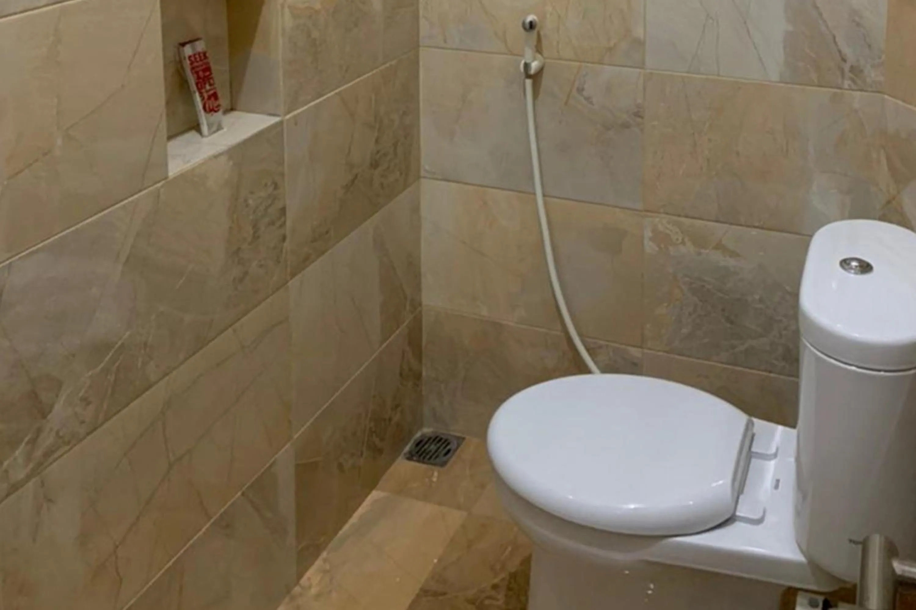 Bathroom in RedDoorz Syariah near Kawasan Simpang Lima Pati