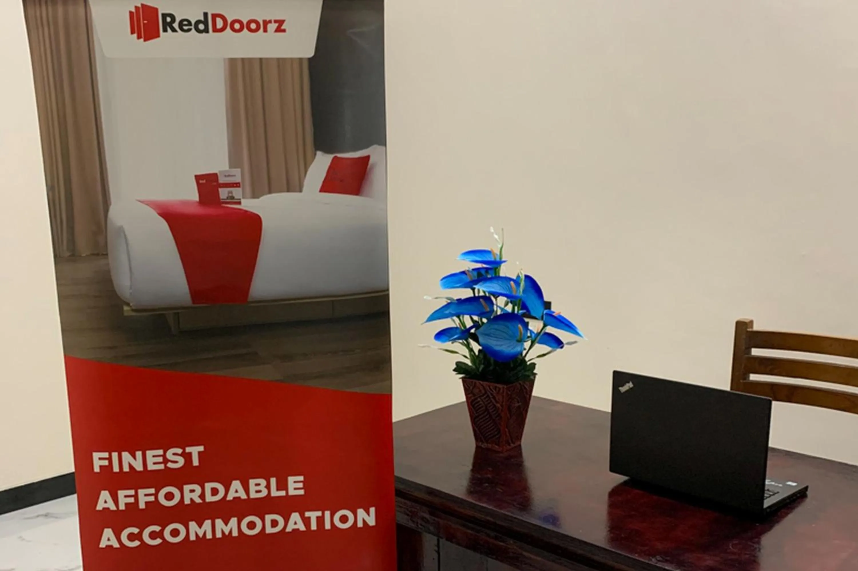 Lobby or reception, Bed in RedDoorz Syariah near Kawasan Simpang Lima Pati