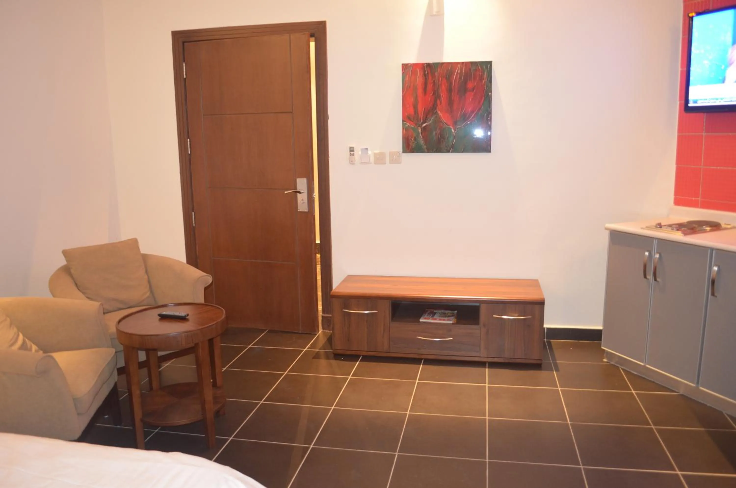 Communal lounge/ TV room in Al Juraisi Hotel Apartments