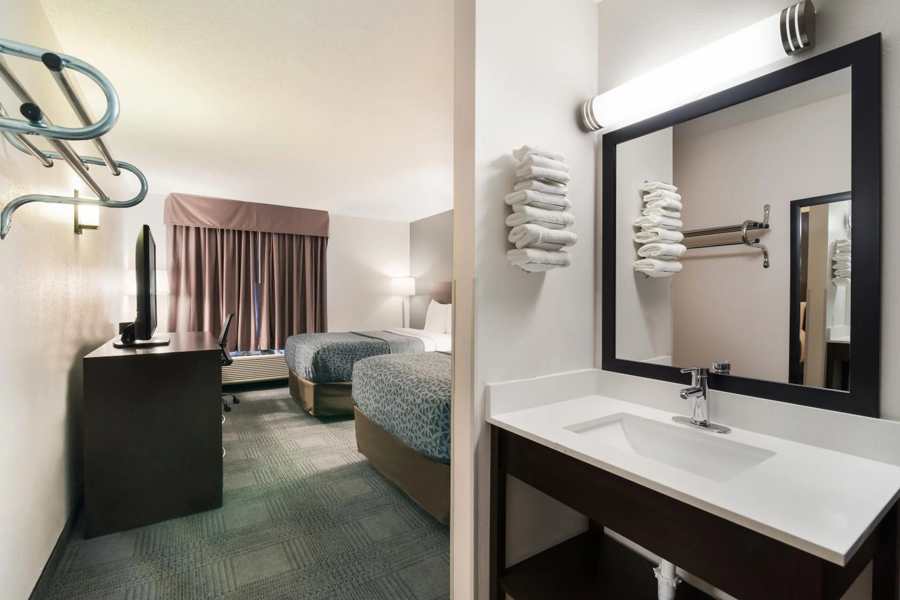 Bathroom, Bed in Econo Lodge Williston