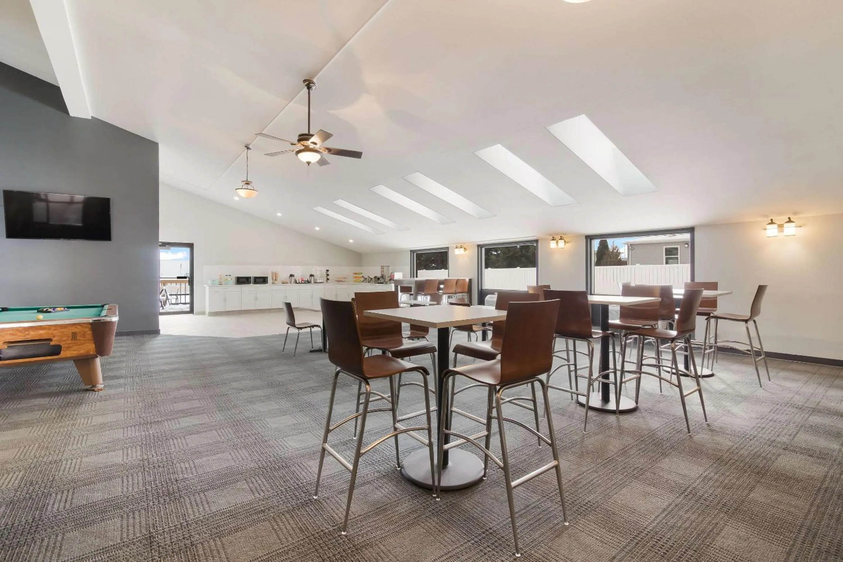 Restaurant/places to eat in Econo Lodge Williston