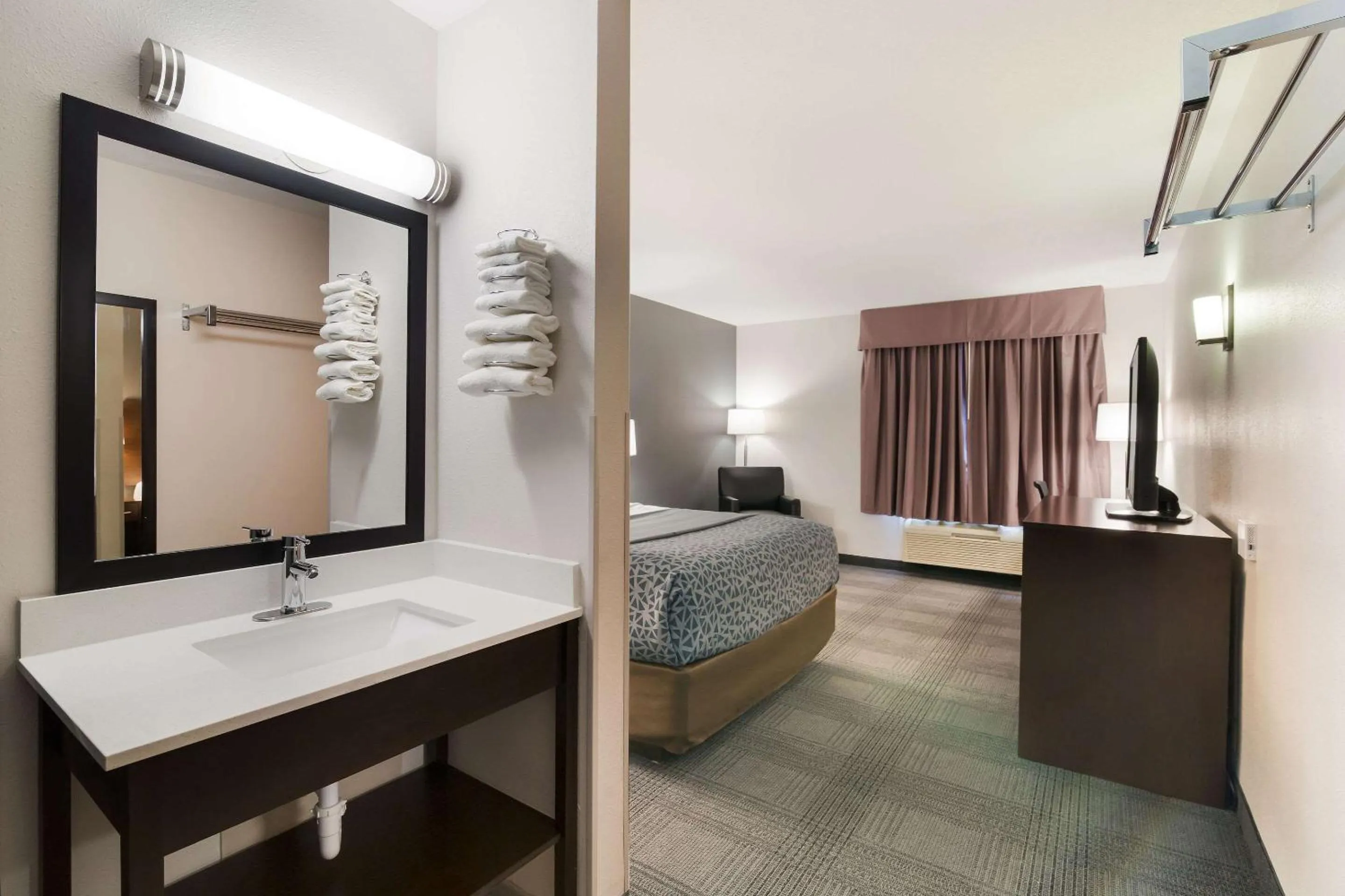 Photo of the whole room, Bed in Econo Lodge Williston