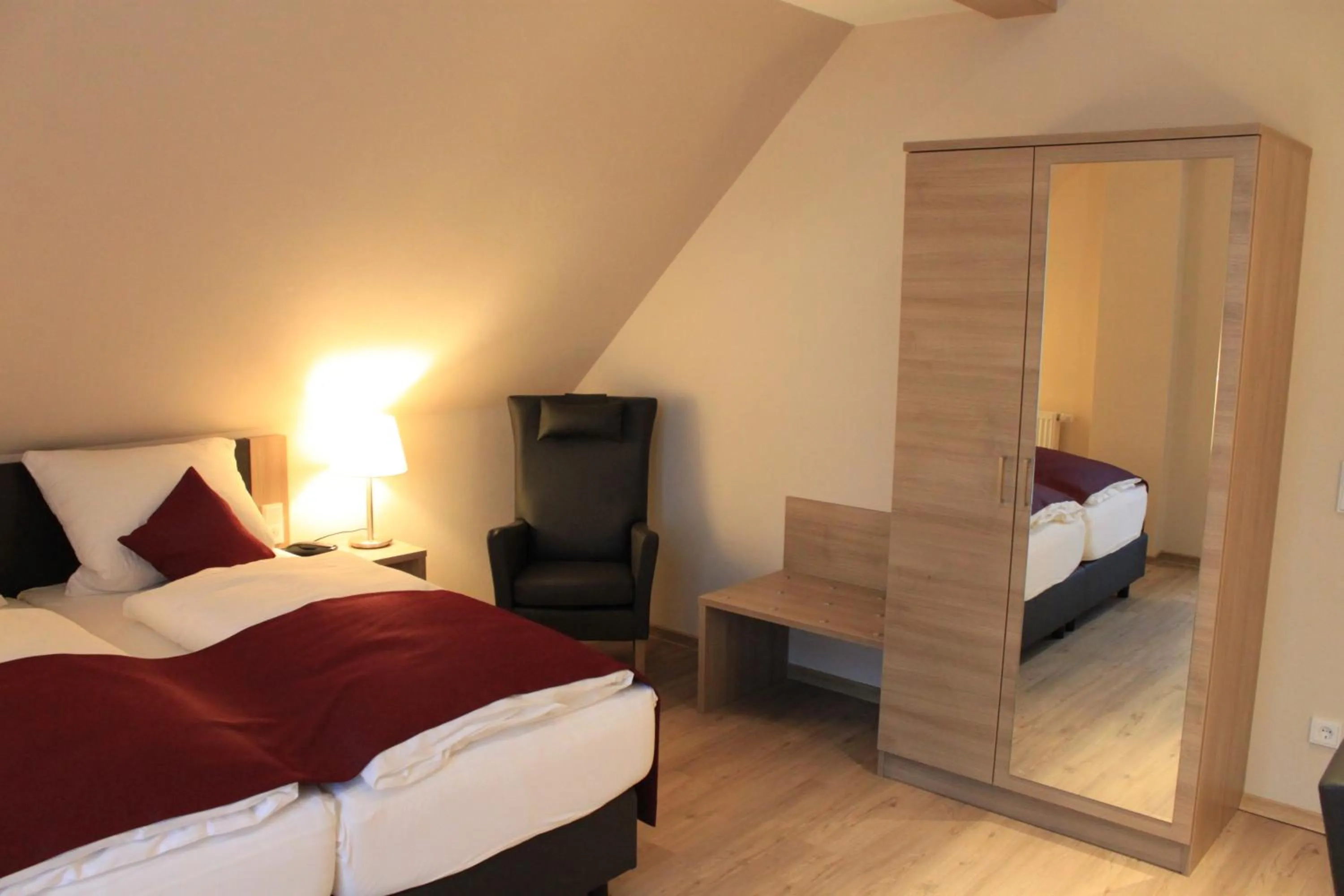 Photo of the whole room, Bed in Troll's Brauhaushotel