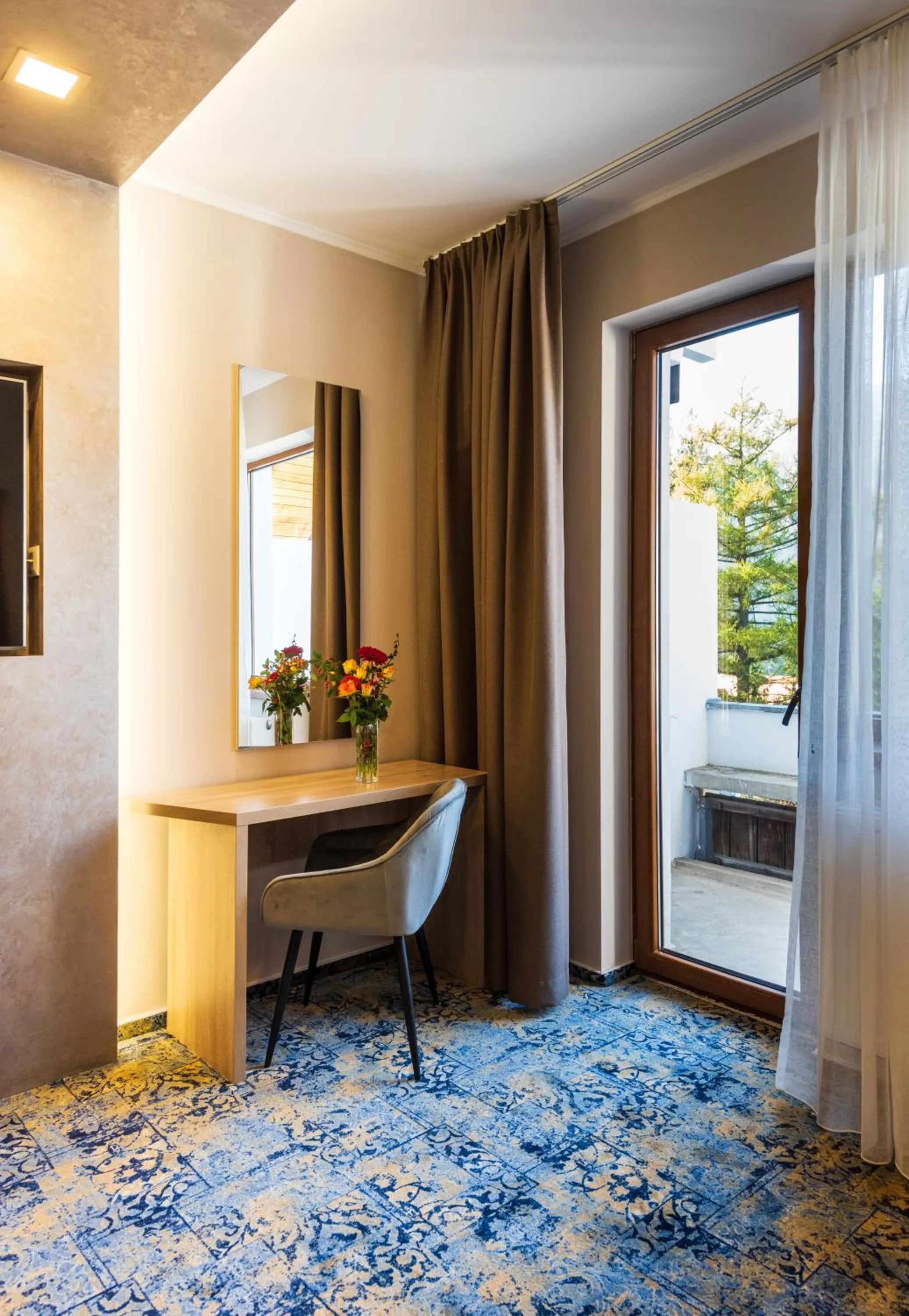 Living room, Bed in Hotel Tusnad