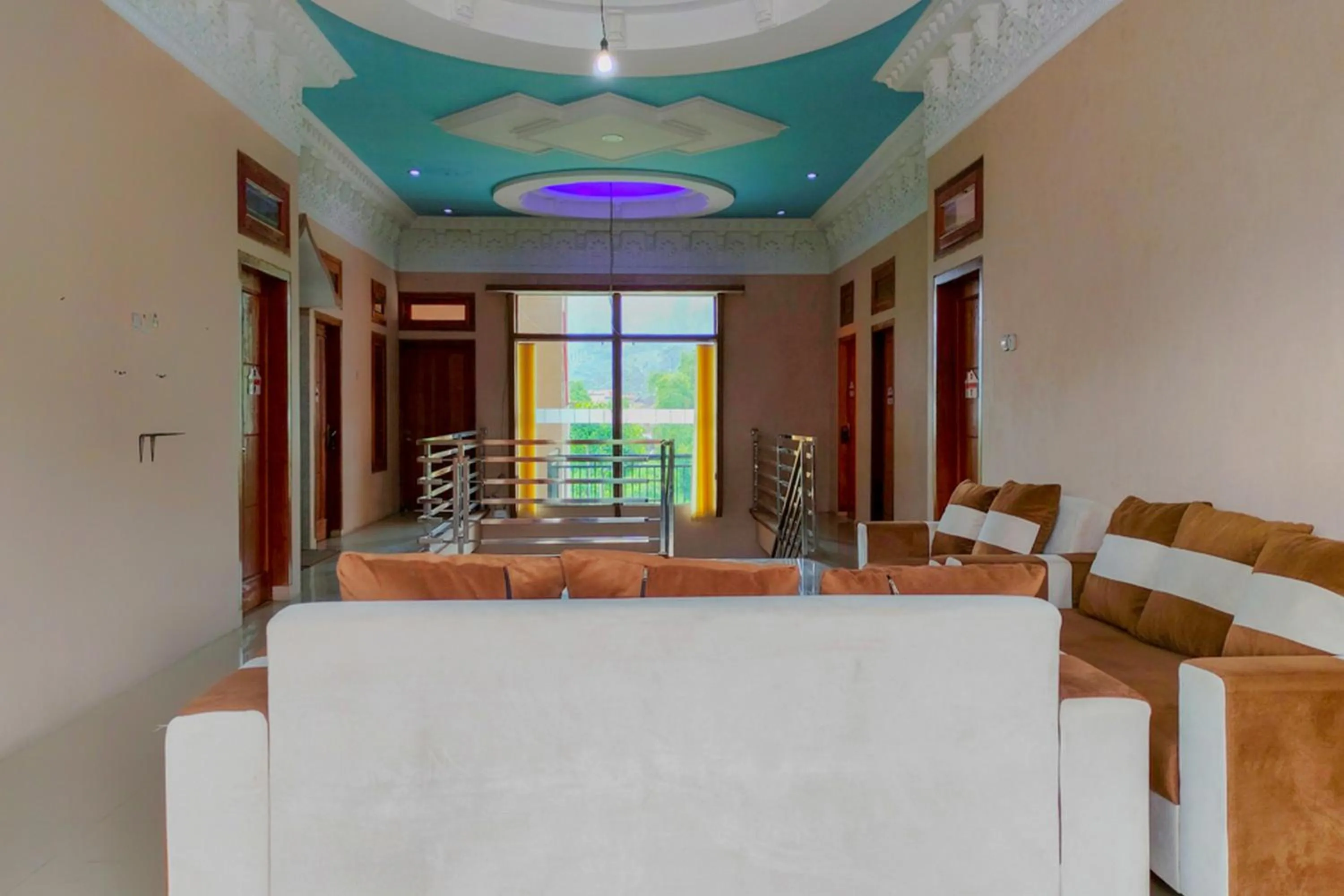 Facade/entrance in RedDoorz near Agrowisata Kebun Teh Dieng