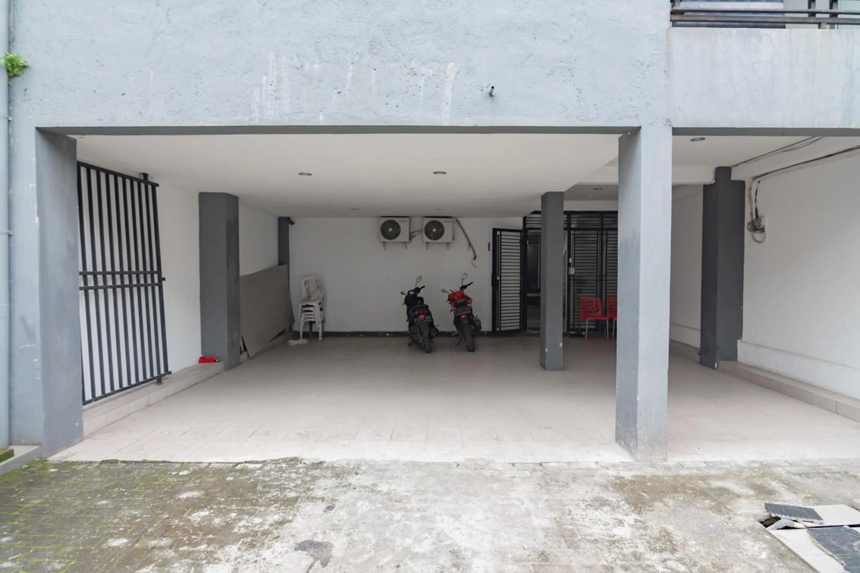 Parking in RedDoorz Syariah At Afifah Guest House near Bikasoga Sport Center