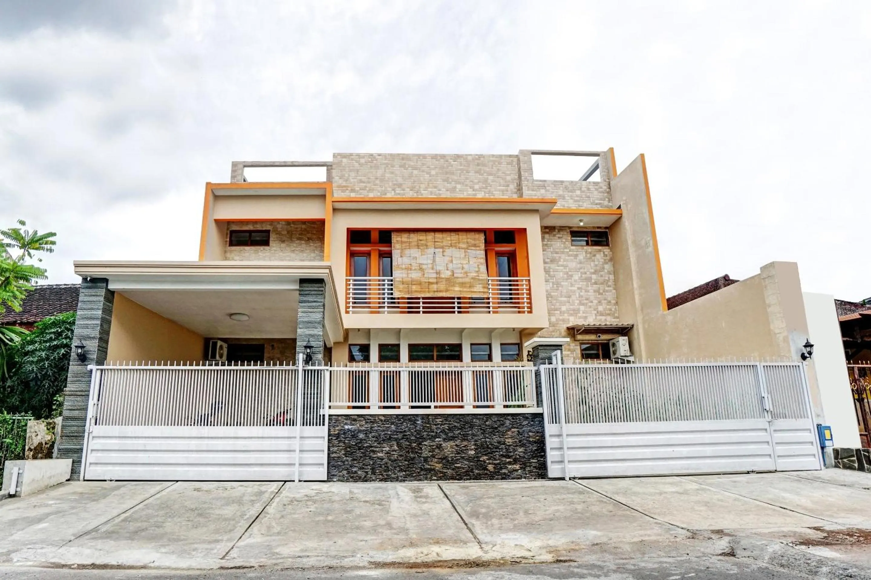 Facade/entrance in Hotel O Avisha Guest House Syariah