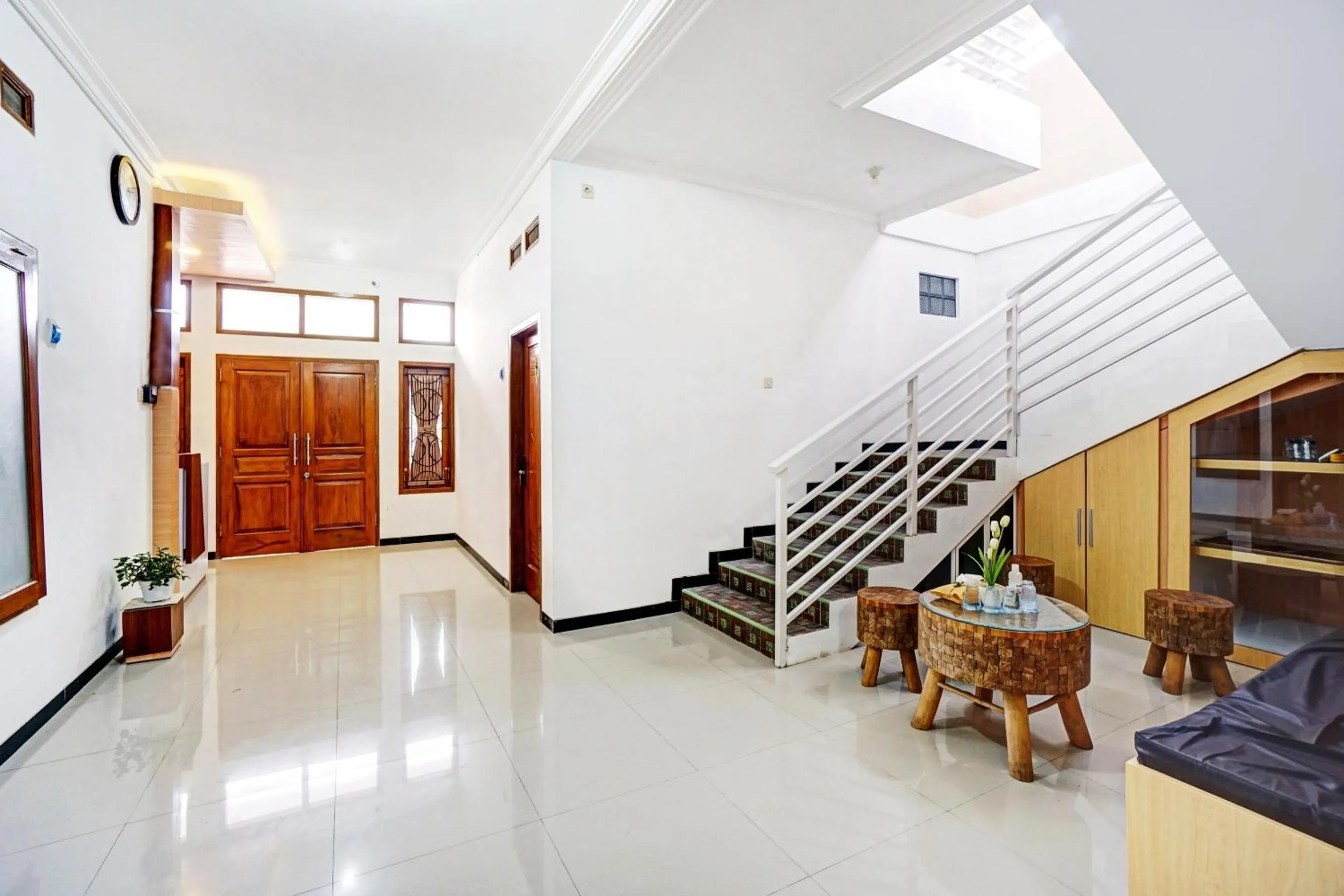 Lobby or reception in Hotel O Avisha Guest House Syariah
