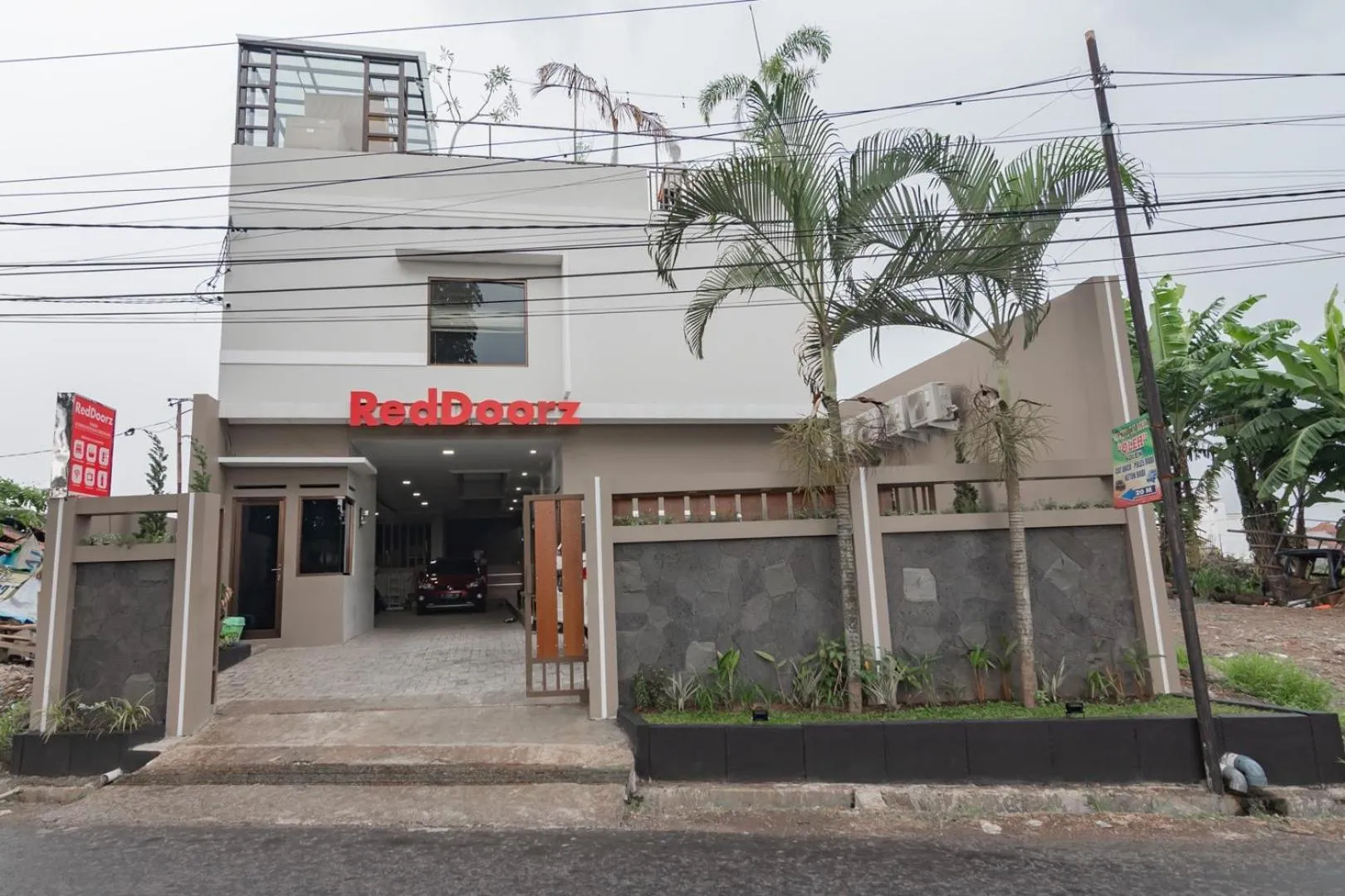 Facade/entrance in RedDoorz Syariah @ Boemi Guesthouse Tasikmalaya