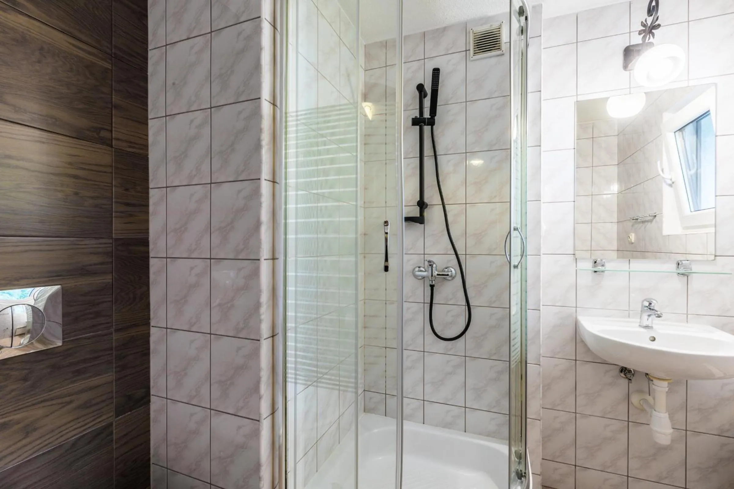 Shower in Willa Biały Domek - 600m Krupówki