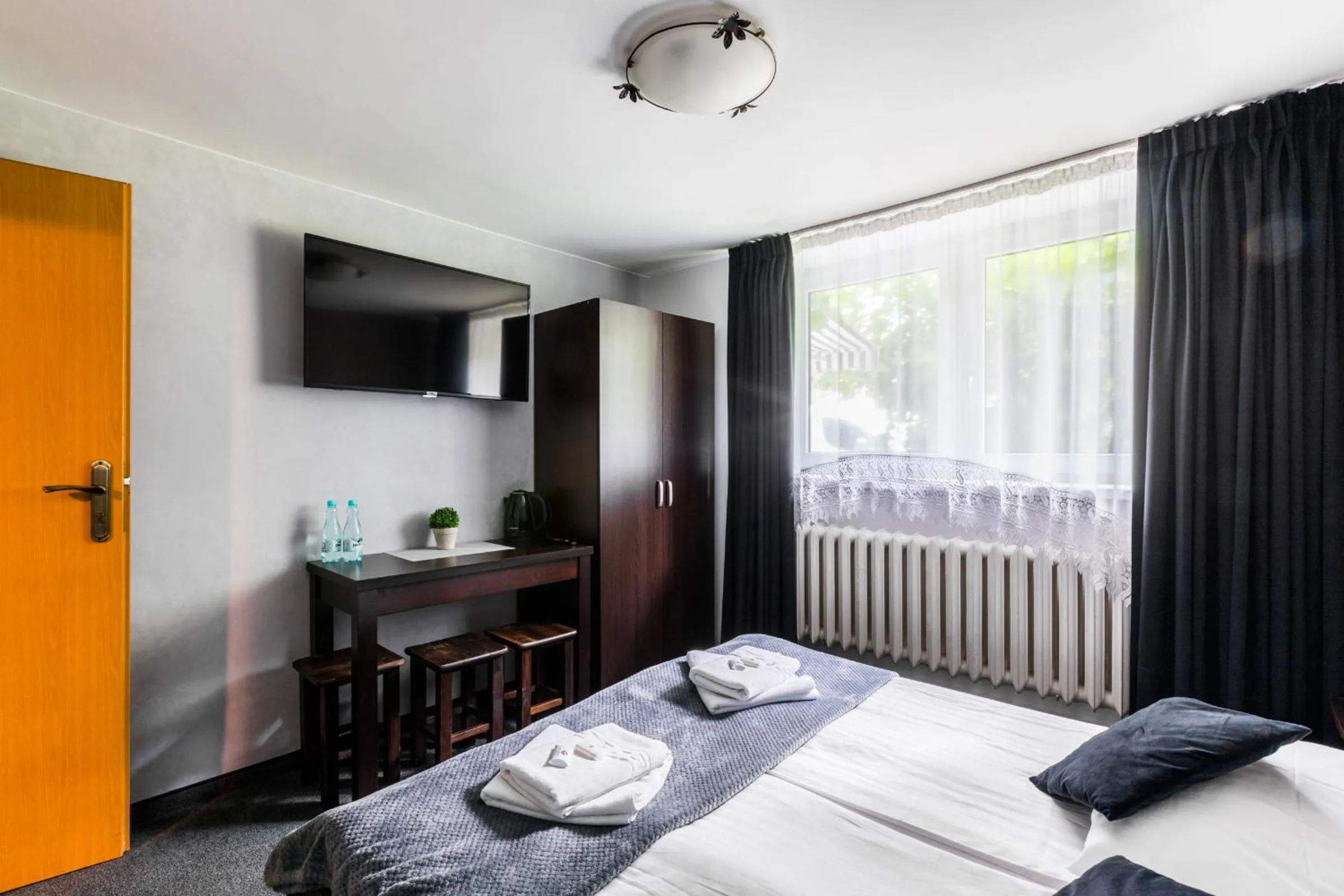 Kitchen or kitchenette, Bed in Willa Biały Domek - 600m Krupówki