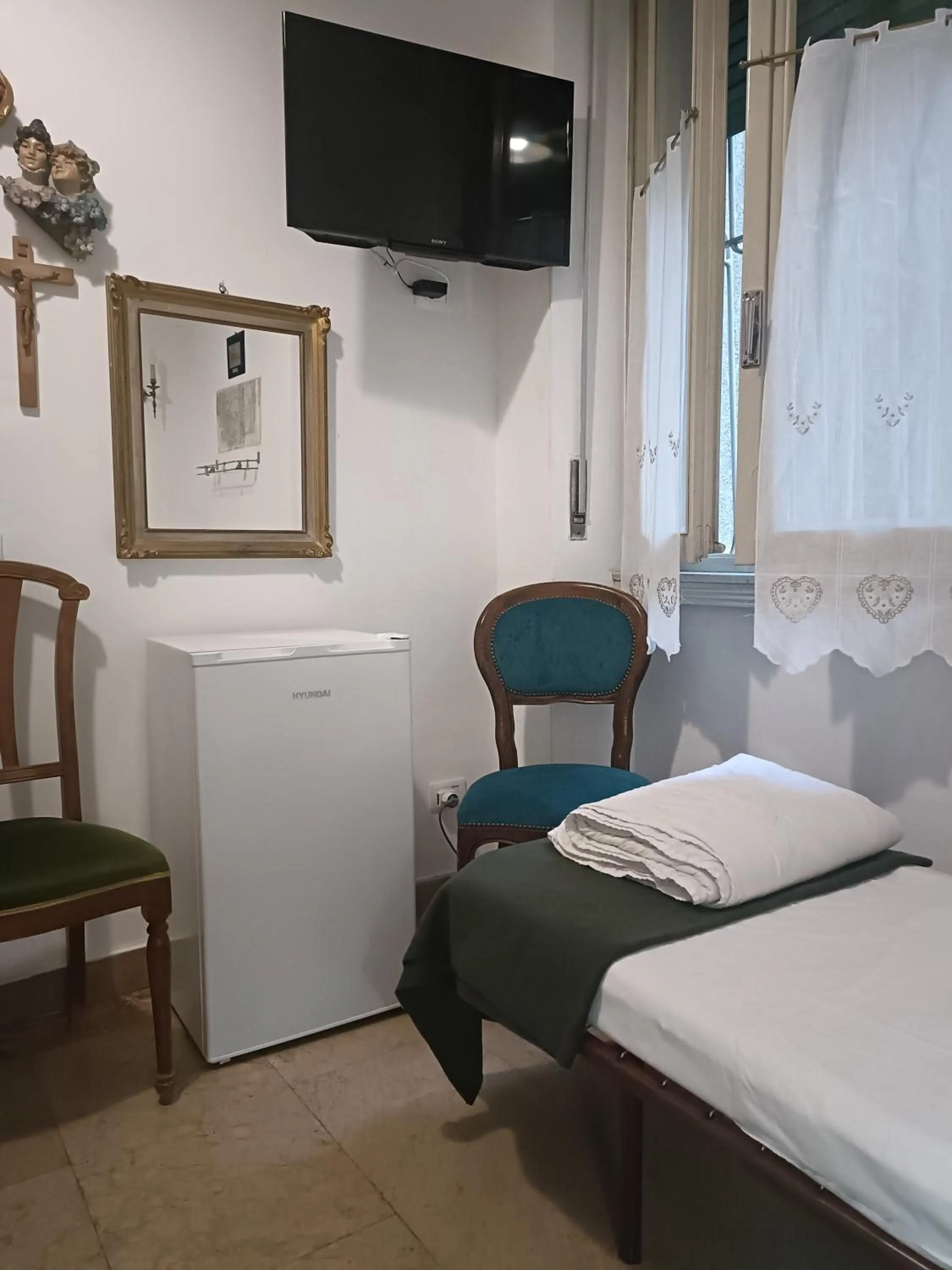 Property building, TV/Entertainment Center in B&B Mavipagi