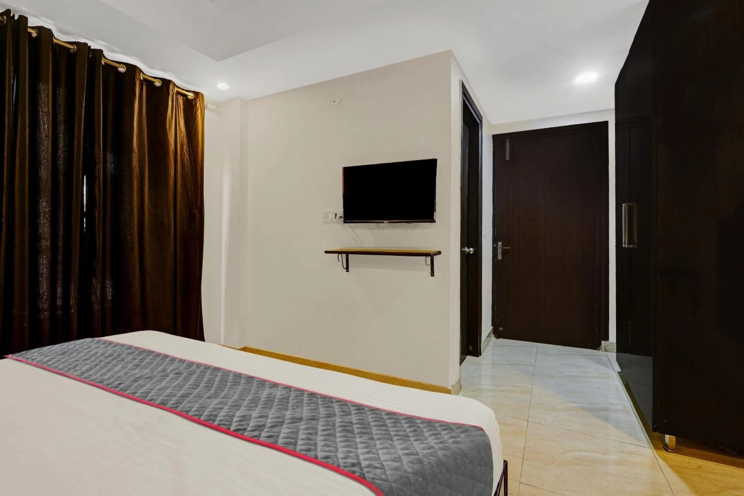 Bedroom, Bed in Super Townhouse Tipsyy Near Bestech Central Square Mall