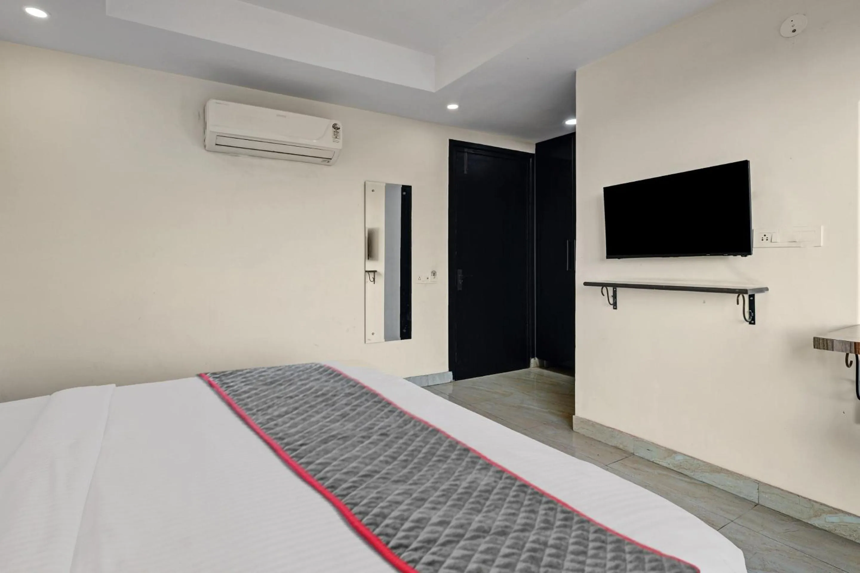 Bedroom, Bed in Super Townhouse Tipsyy Near Bestech Central Square Mall